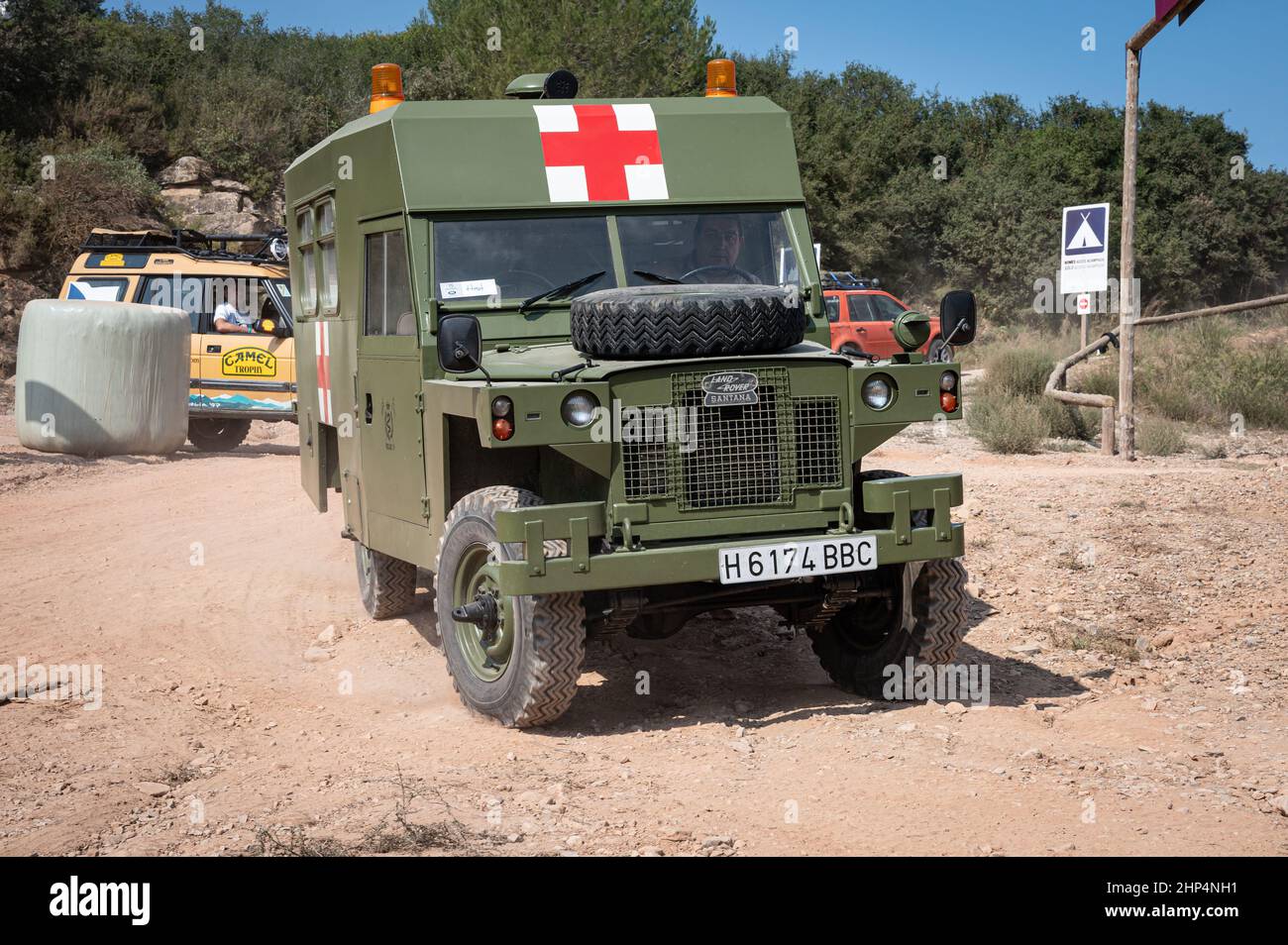 Ein Blick auf das Land Rover Santana Ligero Modell eines Militärarztwagens an einem sonnigen Tag Stockfoto