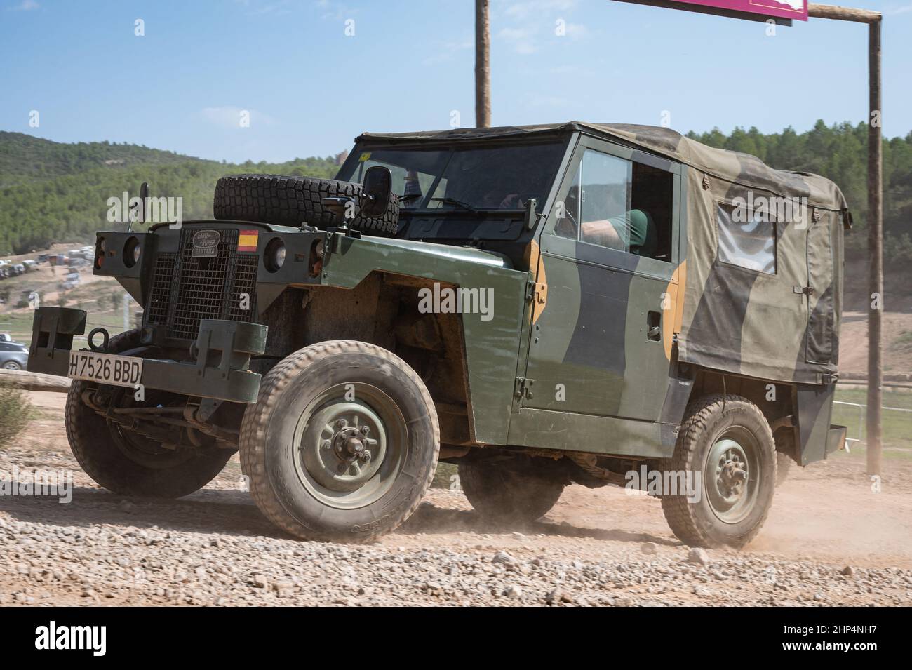 Ansicht des Army Land Rover Santana Ligero in grüner Farbe an einem sonnigen Tag in Suria, Spanien Stockfoto