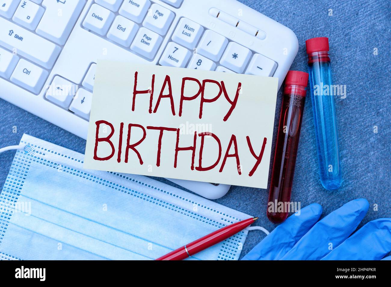 Text zeigt Inspiration Happy Birthday, Geschäftsidee der Geburtstag einer Person wird mit Geschenken Typing Medical Notes Scientific S gefeiert Stockfoto
