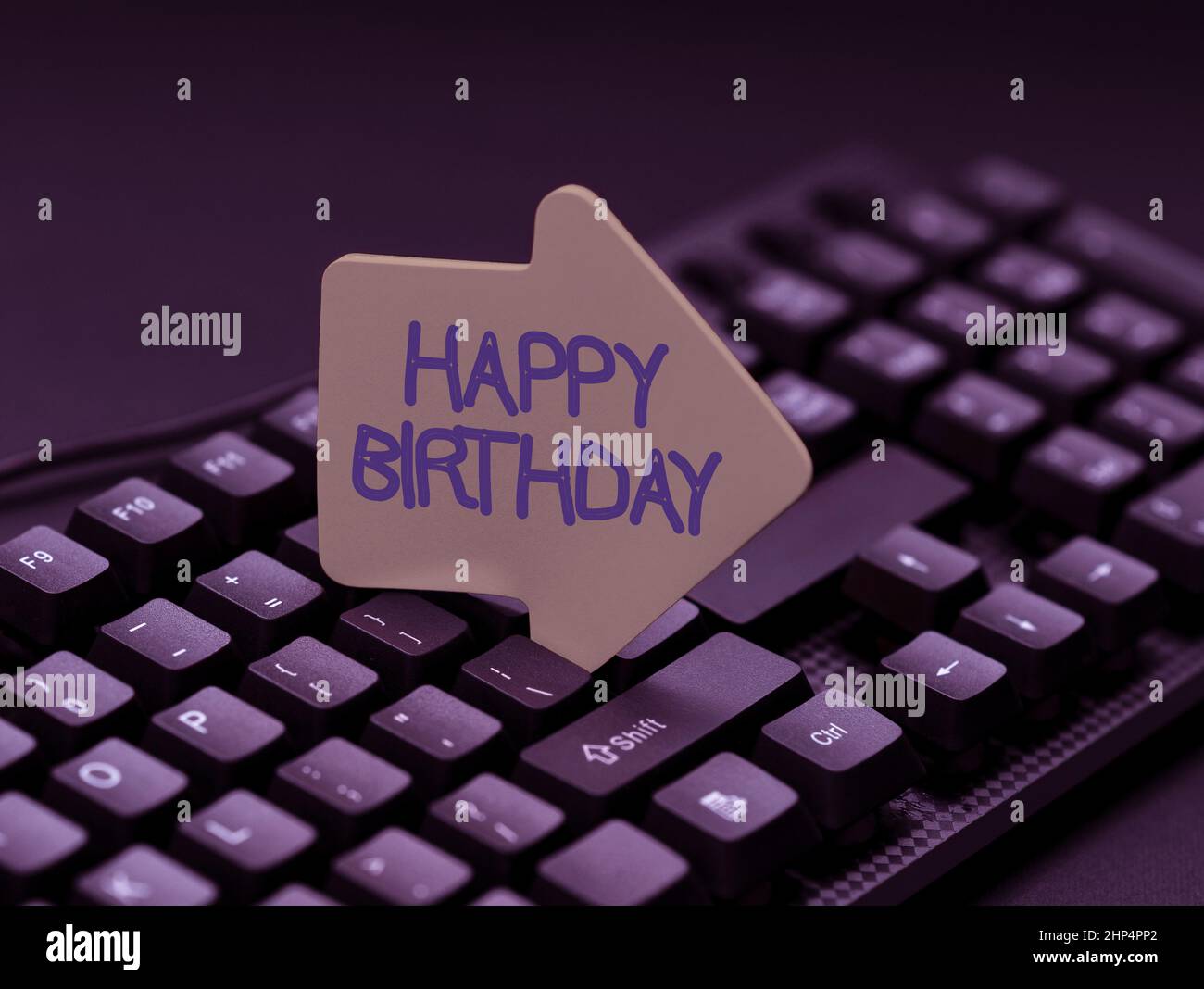 Handschriftenschild Happy Birthday, Konzept bedeutet, dass der Geburtstag einer Person mit Geschenken Schreibmaschine Film Review Artikel, Typi gefeiert wird Stockfoto