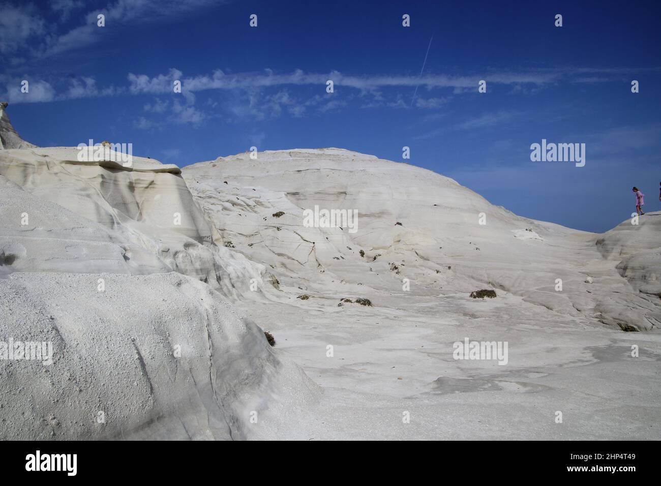 Milos, Griechenland. 18th Oktober 2020. Blick auf den Strand von Sarakiniko auf der griechischen Insel Milos. Der grau-weiße Vulkangestein des Strandes, der bei Touristen beliebt ist, ähnelt einer Mondlandschaft. Quelle: Cindy Riechau/dpa/Alamy Live News Stockfoto