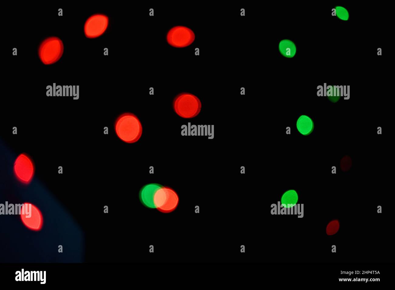 Nahaufnahme die rot-grüne Beleuchtung bläst über dem schwarzen Hintergrund, der nicht scharf ist. Stockfoto
