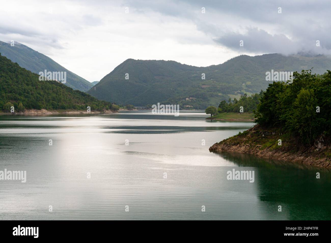 Laderlandschaft des Turanosees, Latium, an einem bewölkten Tag Stockfoto