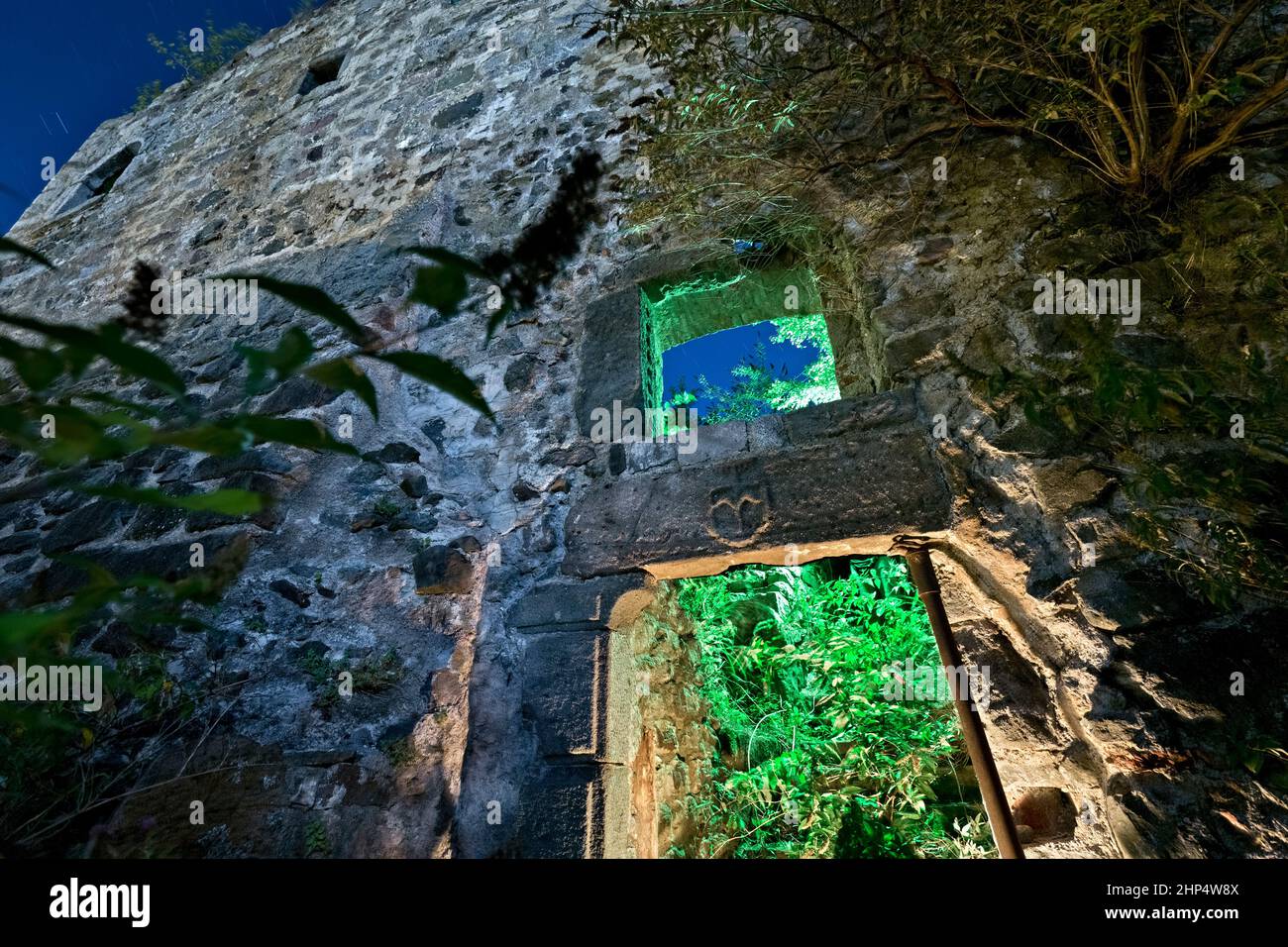 Burg Santa Barbara: Pfosten mit Flachrelief des Eingangsportals des Pflages. Lodrone, Giudicarie, Trentino, Italien. Stockfoto