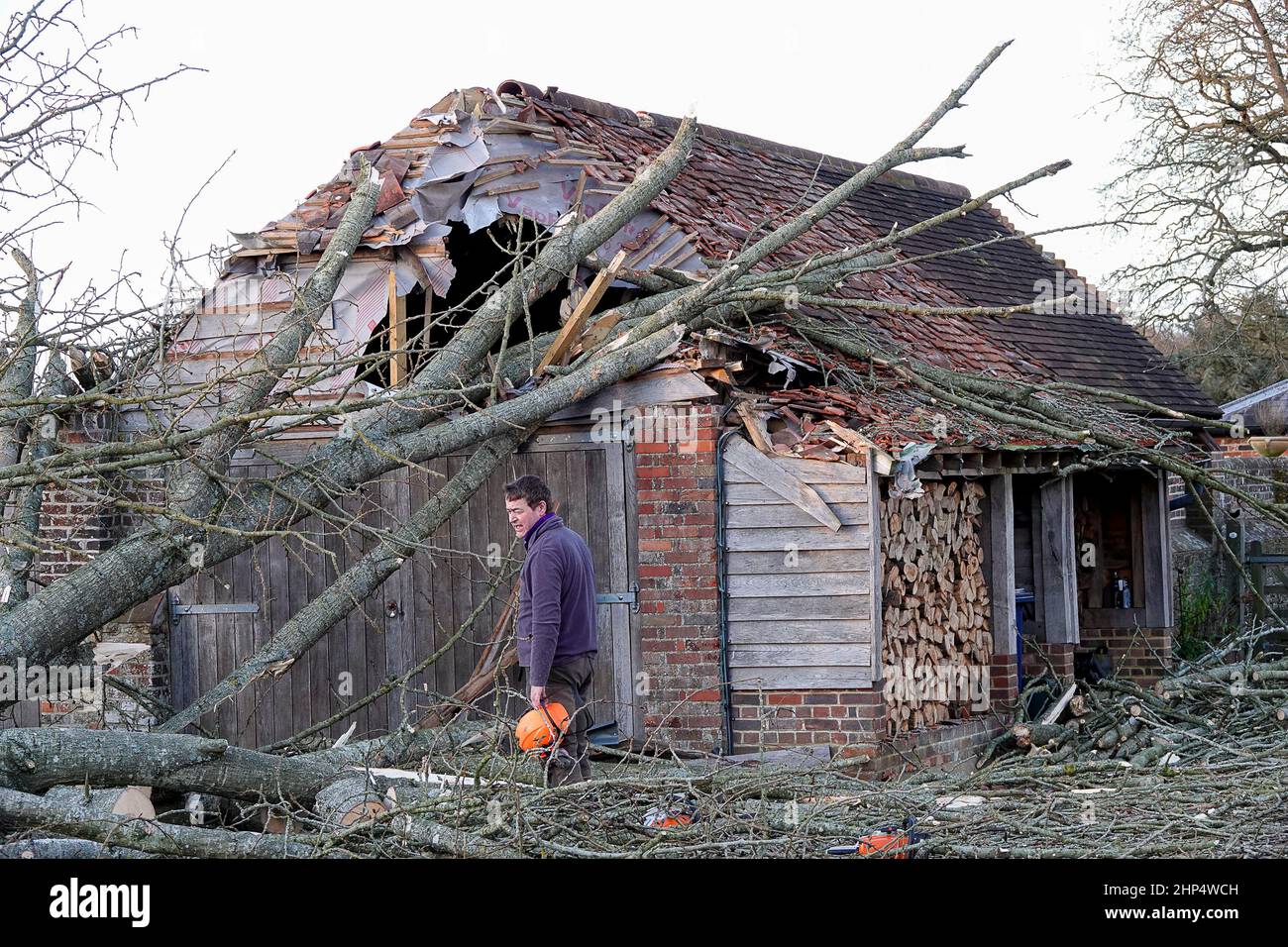 Waverley Lane, Elstead. 18th. Februar 2022. Hurrikan Force Winds trafen heute die Heimatländer, als Sturm Eunace Land machte. Sturmschaden in Elstead in der Nähe von Godalming in Surrey. Kredit: james jagger/Alamy Live Nachrichten Stockfoto