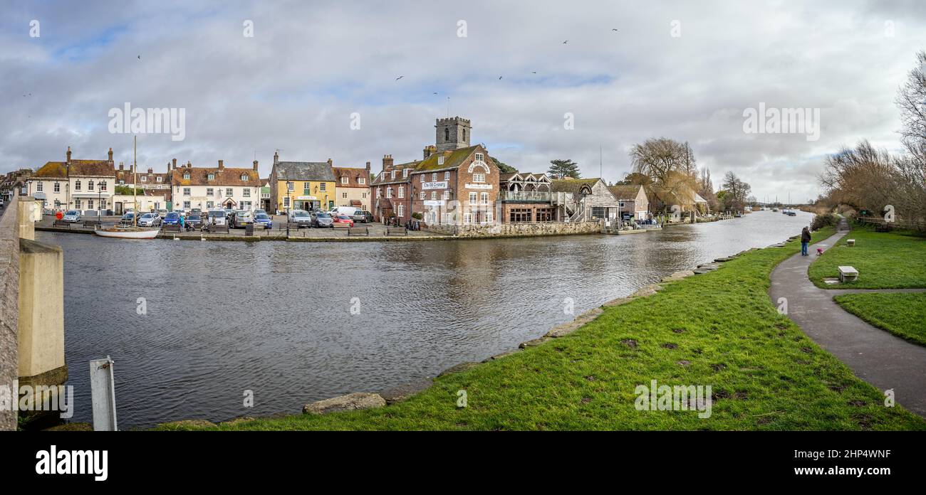 Panoramablick auf den Old Granary Pub und den River Frome am Quay in Wareham, Dorset, Großbritannien, am 16. Februar 2022 Stockfoto