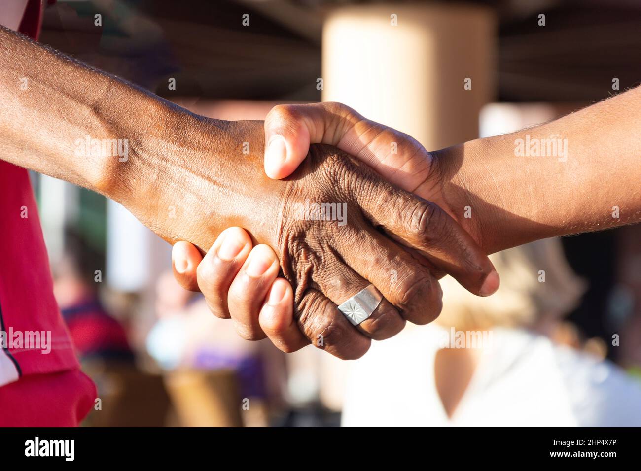 Männer, die sich die Hände schütteln, Santa Maria, Sal, República de Cabo (Kap Verde) Stockfoto