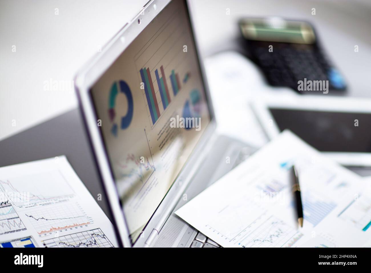 Geschäftsmann Analyse Investitionen Diagramme mit Laptop. Buchhaltung Stockfoto