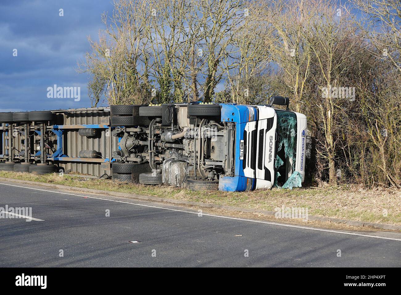 Ashford, Kent, Großbritannien. 18. Februar 2022. Wetter in Großbritannien: Der Sturm Eunice hat einen britischen Gips-Lastwagen auf der A259 in der Nähe von Hamstreet in Ashford, Kent, gestürzt. Umgedrehter LKW. Foto-Kredit: Paul Lawrenson-PAL Nachrichten /Alamy Live Nachrichten Stockfoto