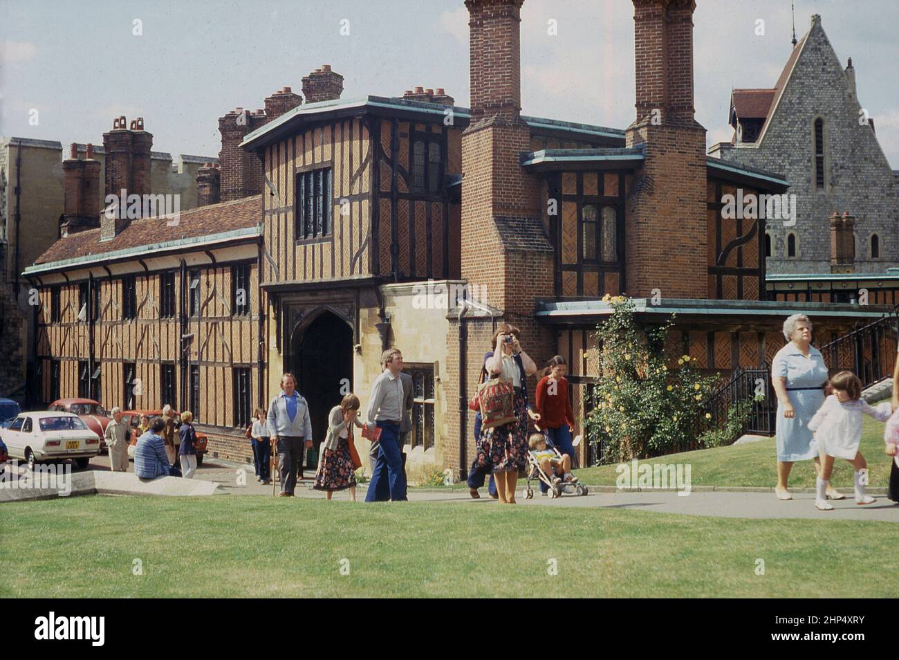 1960s, historisch, Besucher auf einem Fußweg auf dem Gelände von Windsor Castle, Windsor, Bekshire, England, Großbritannien. Es ist eines von mehreren Residenzen von Königin Elizabeth II. Und wurde ursprünglich für Wilhelm den Eroberer erbaut und um 1086 fertiggestellt. Das älteste königliche Haus in Großbritannien und das größte Schloss der Welt, in dem die Menschen noch leben, bietet 13 Hektar Land, auf dem Touristen herumwandern können. Stockfoto