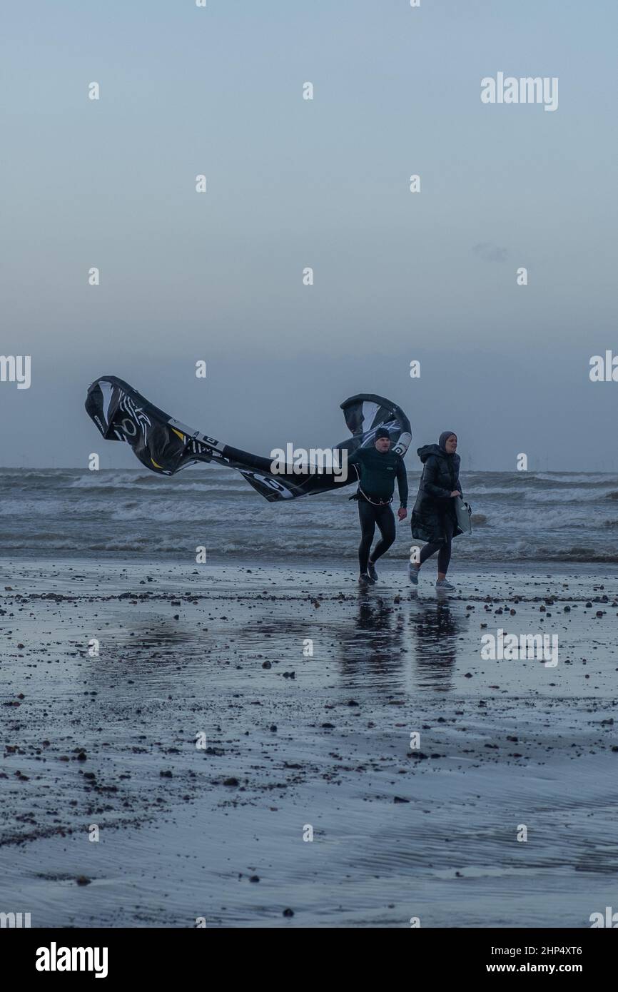 Littlehampton, West Sussex, Großbritannien. 18. Februar 2022. Ein Kitesurfer kehrt im Sturm Eunice ans Ufer zurück. Jonathan Ward/Alamy Live News Stockfoto