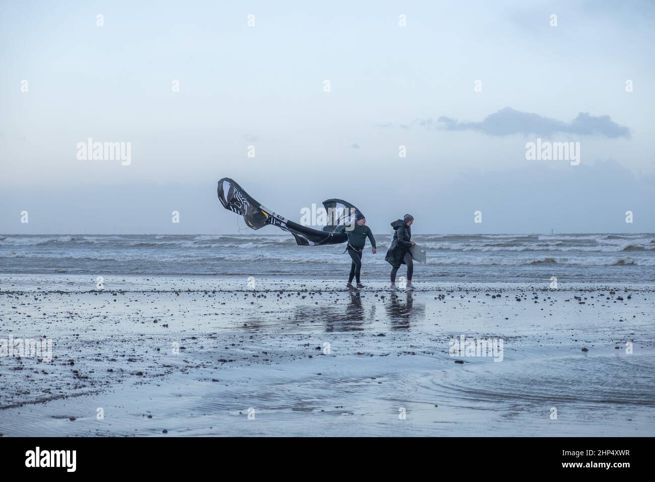 Littlehampton, West Sussex, Großbritannien. 18. Februar 2022. Ein Kitesurfer kehrt im Sturm Eunice ans Ufer zurück. Jonathan Ward/Alamy Live News Stockfoto