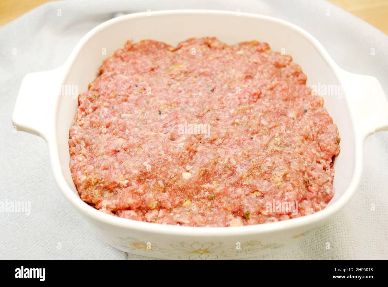 Rohes Hackbraten in einer Backform bereit zum Backen Stockfoto