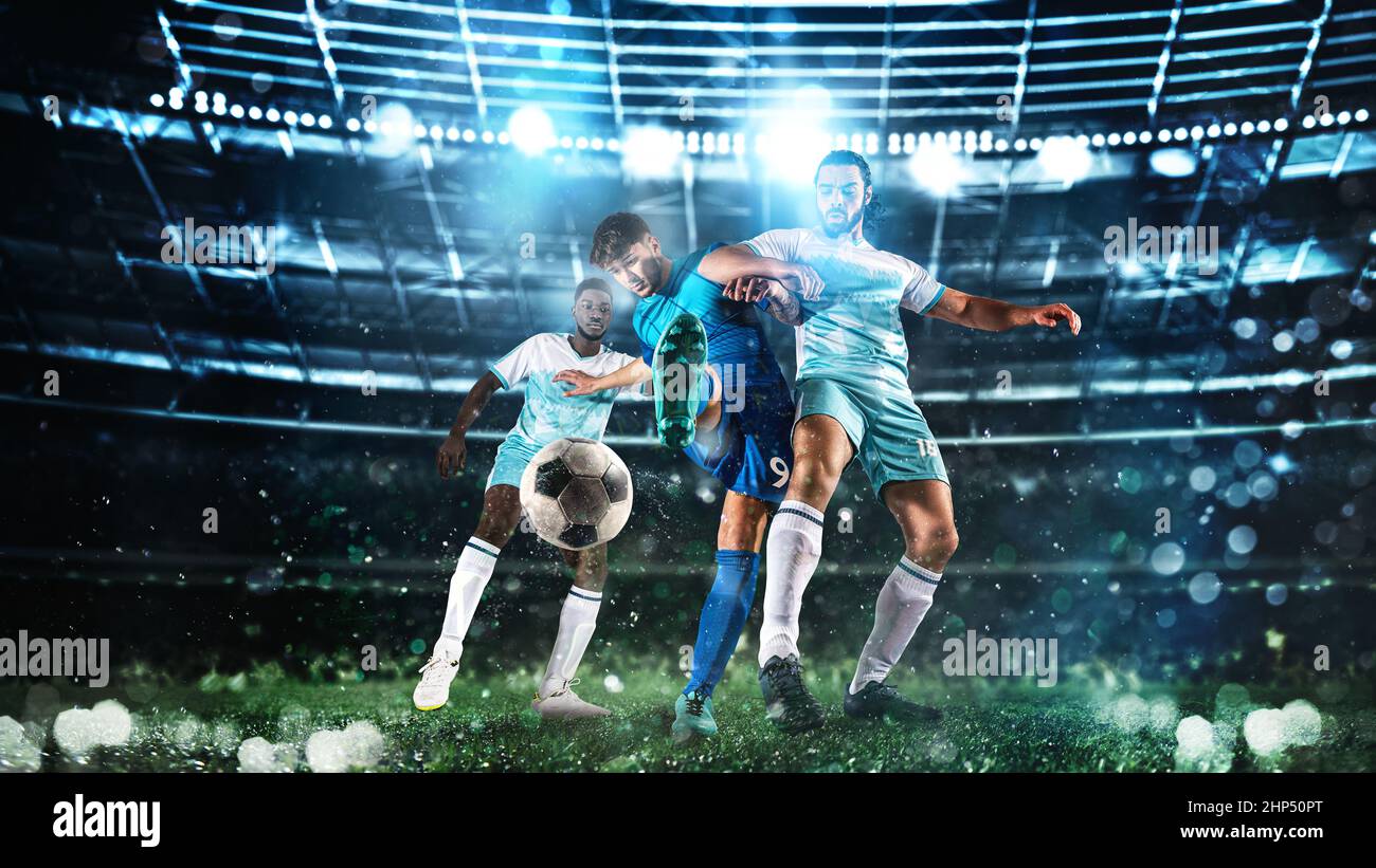 In der Nähe eines Fußball-action Szene mit konkurrierenden Fußball-Spieler im Stadion Stockfoto