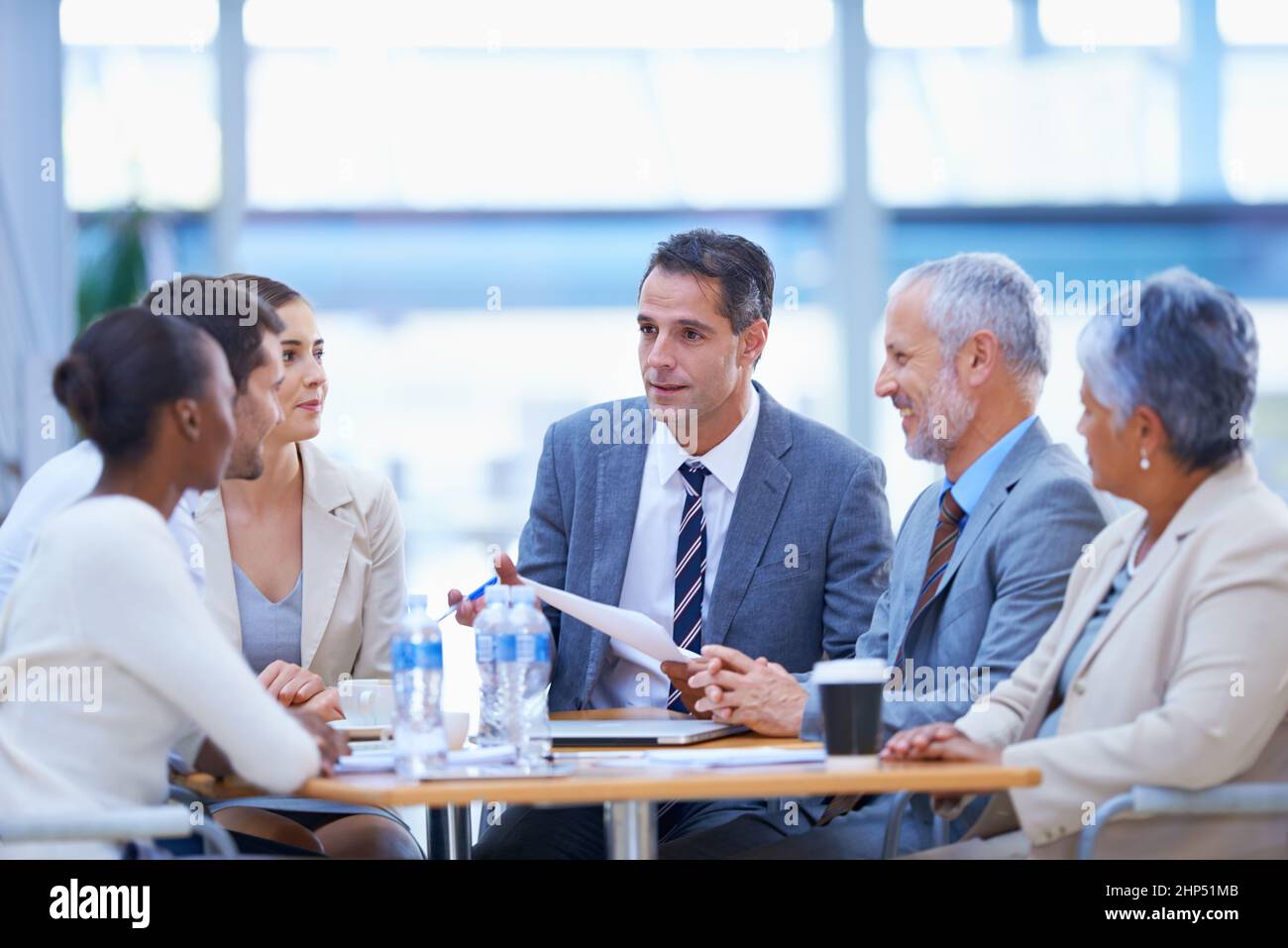 Treffen wichtiger Geschäftsentscheidungen im Vorstandszimmer. Eine kurze Aufnahme einer vielfältigen Gruppe von Geschäftsleuten, die ein Meeting abhalten. Stockfoto