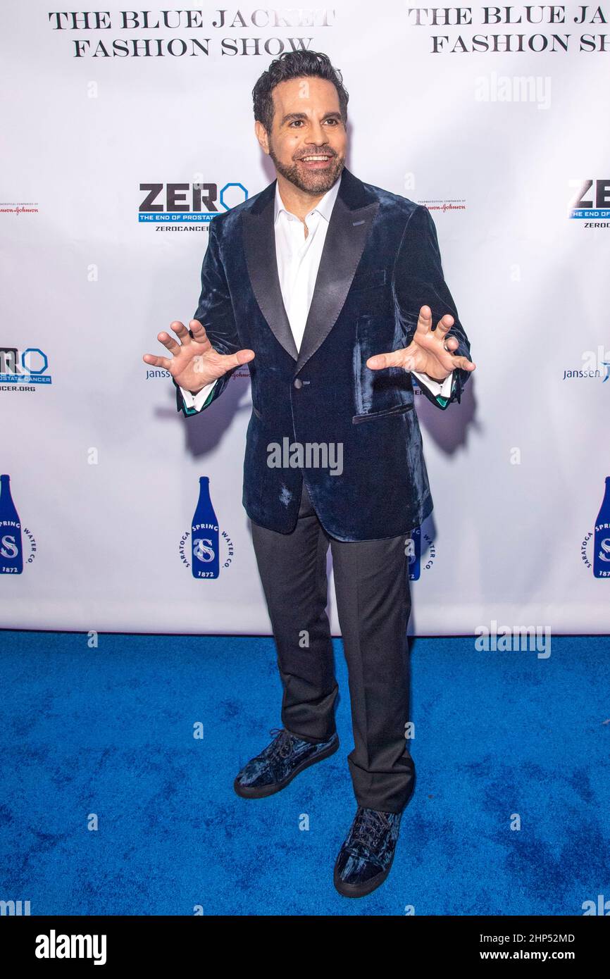 New York, USA. 17th. Februar 2022. NEW YORK, NEW YORK - 17. FEBRUAR: Mario Cantone besucht am 17. Februar 2022 die sechste jährliche Blue Jacket Fashion Show in den Moonlight Studios in New York City. Kredit: Ron Adar/Alamy Live Nachrichten Stockfoto