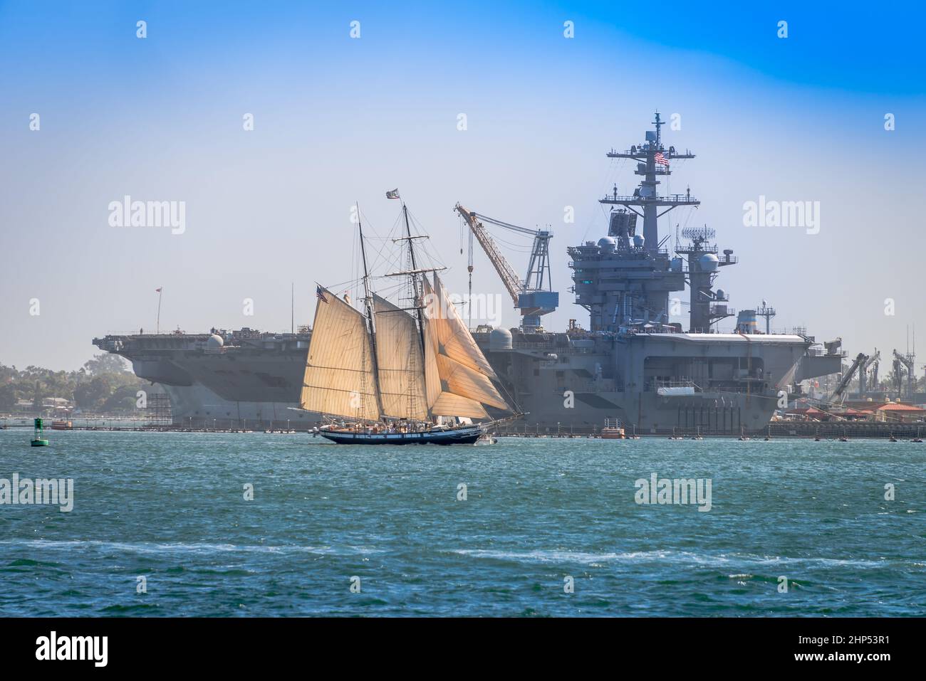 San Diego, USA - 8. Oktober 2017: Nachbildung der Schooner AMERICA passiert den US Navy Flugzeugträger USS CARL VINSON (CVN-70) in der Nähe von North Island. Stockfoto