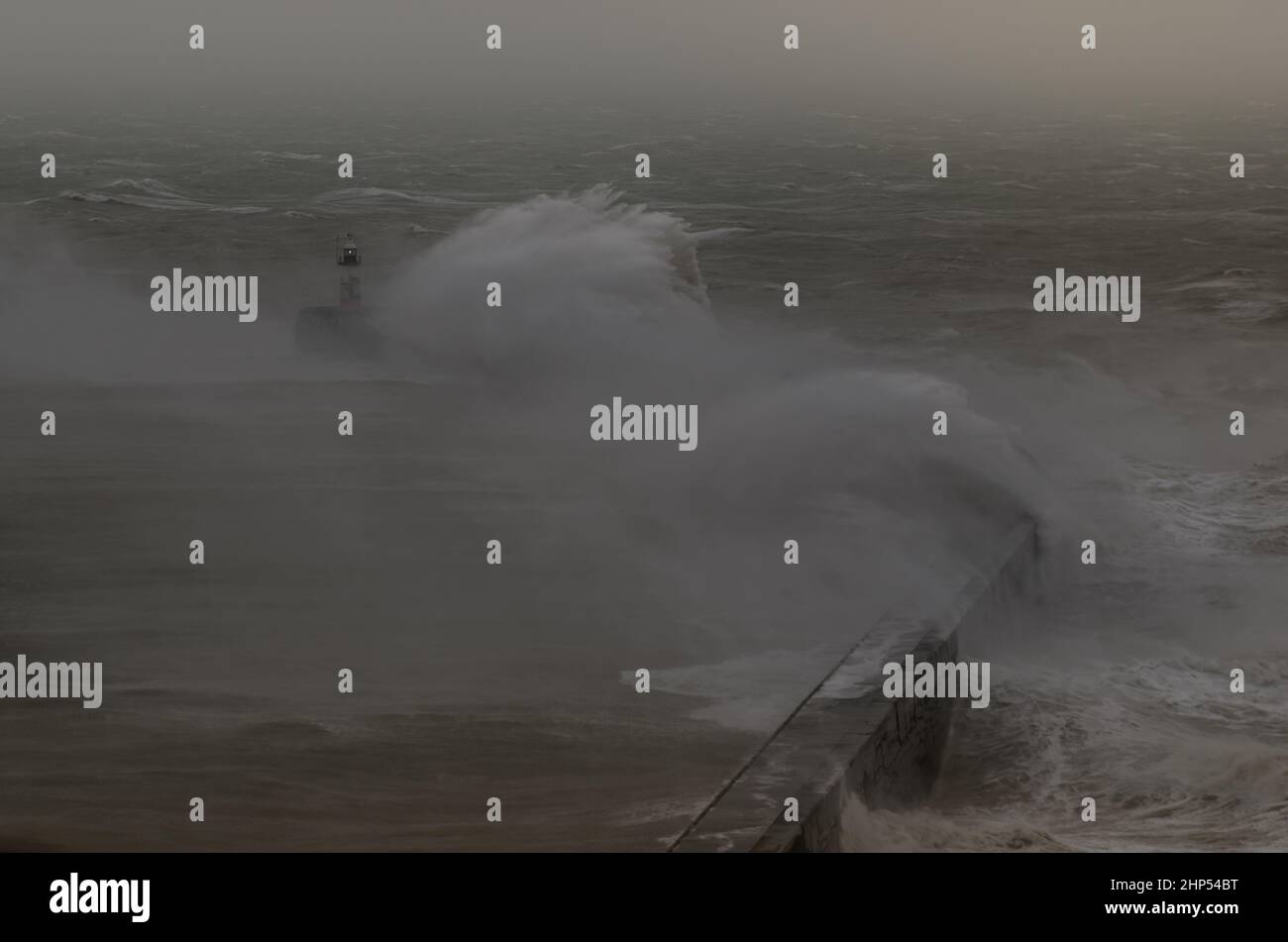 Newhaven, East Sussex, Großbritannien. 18th. Februar 2022. Der Sturm Eunice schlägt die Kanalküste mit seinen westlichen Winden. Der Leuchtturm von Newhaven war während des Ansturms selten zu sehen, als massive Wellen den West Harbour Arm überschwemmten. Kredit: David Burr/Alamy Live Nachrichten Stockfoto