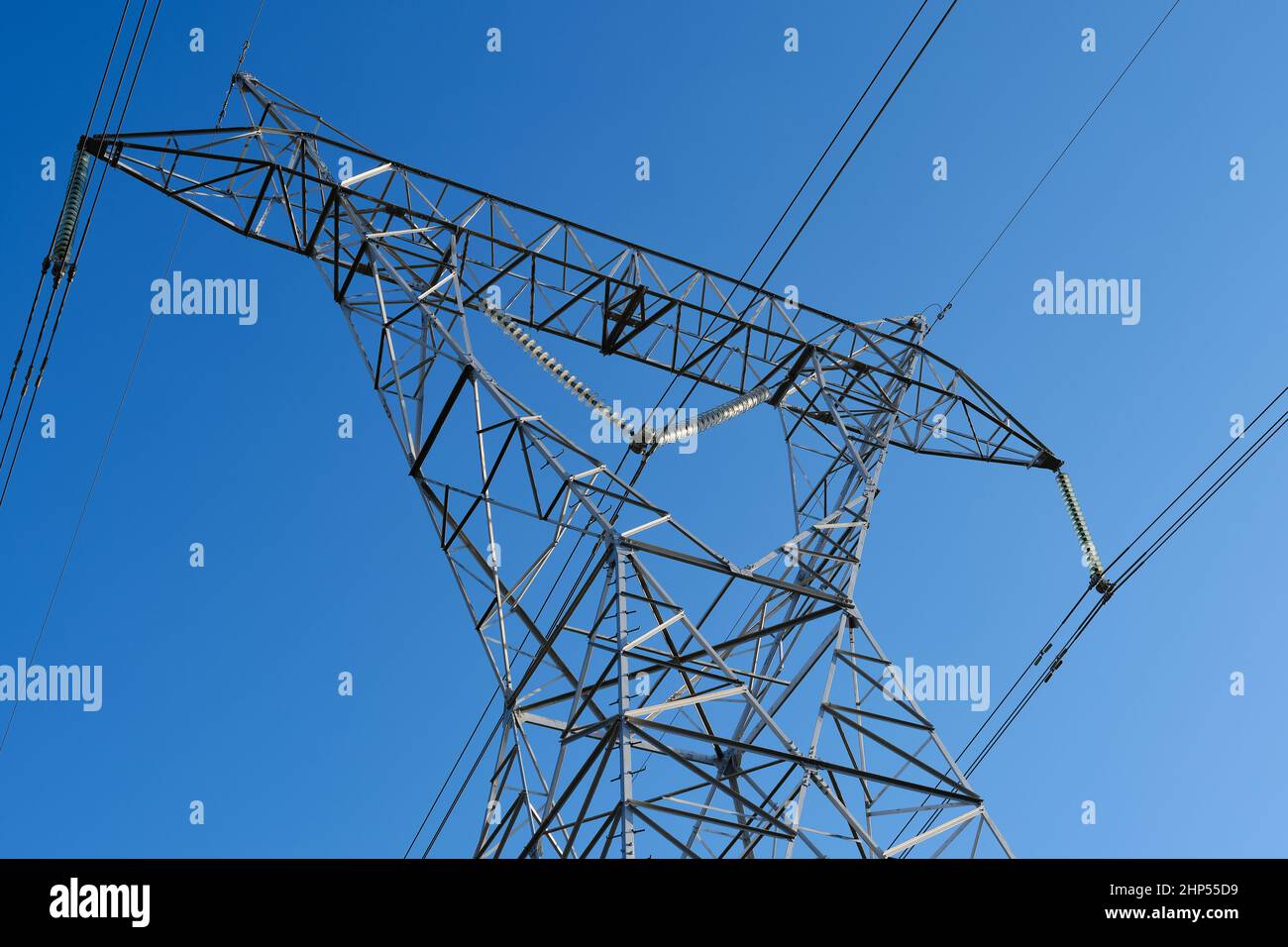 Nahaufnahme von Hochspannungsmasten mit hoher elektrischer Leistung Stockfoto