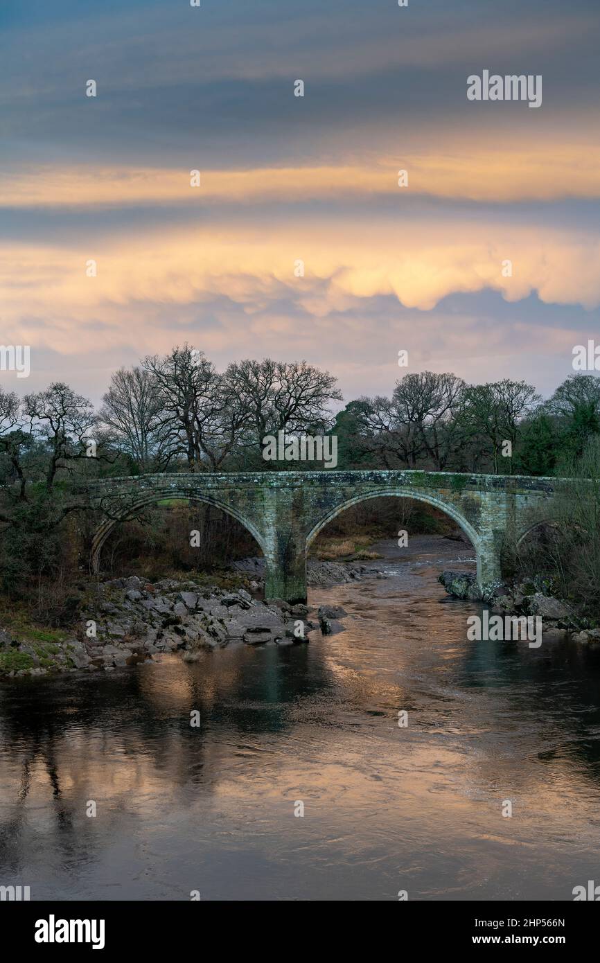 Stürmischer Himmel über der Devils Bridge und dem Fluss Lune, im frühen Winter, Kirkby Lonsdale Cumbria, Großbritannien Stockfoto