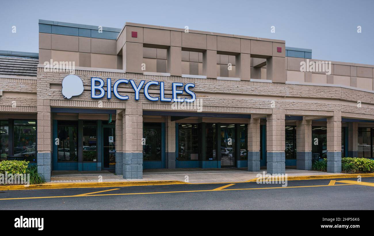 Orlando, Florida - 6. Februar 2022: Nahaufnahme des Lenmar Cycles Shop Building. Stockfoto