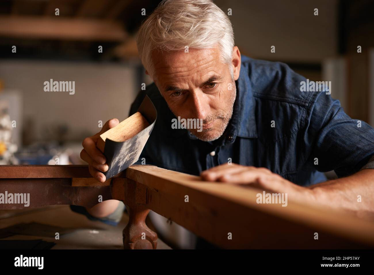 Genius ist 1 Talente und 99 harte Arbeit. Ausgeschnittene Aufnahme eines älteren Mannes, der in Innenräumen mit Holz arbeitet. Stockfoto