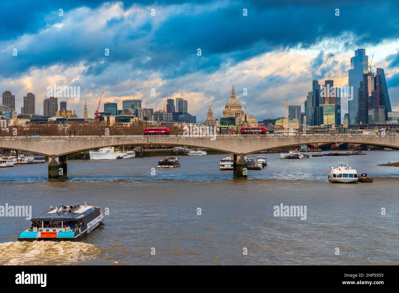 Waterloo Bridge von der Jubilee Bridge aus gesehen, London Borough of Lambeth, Großbritannien, Europa. Stockfoto