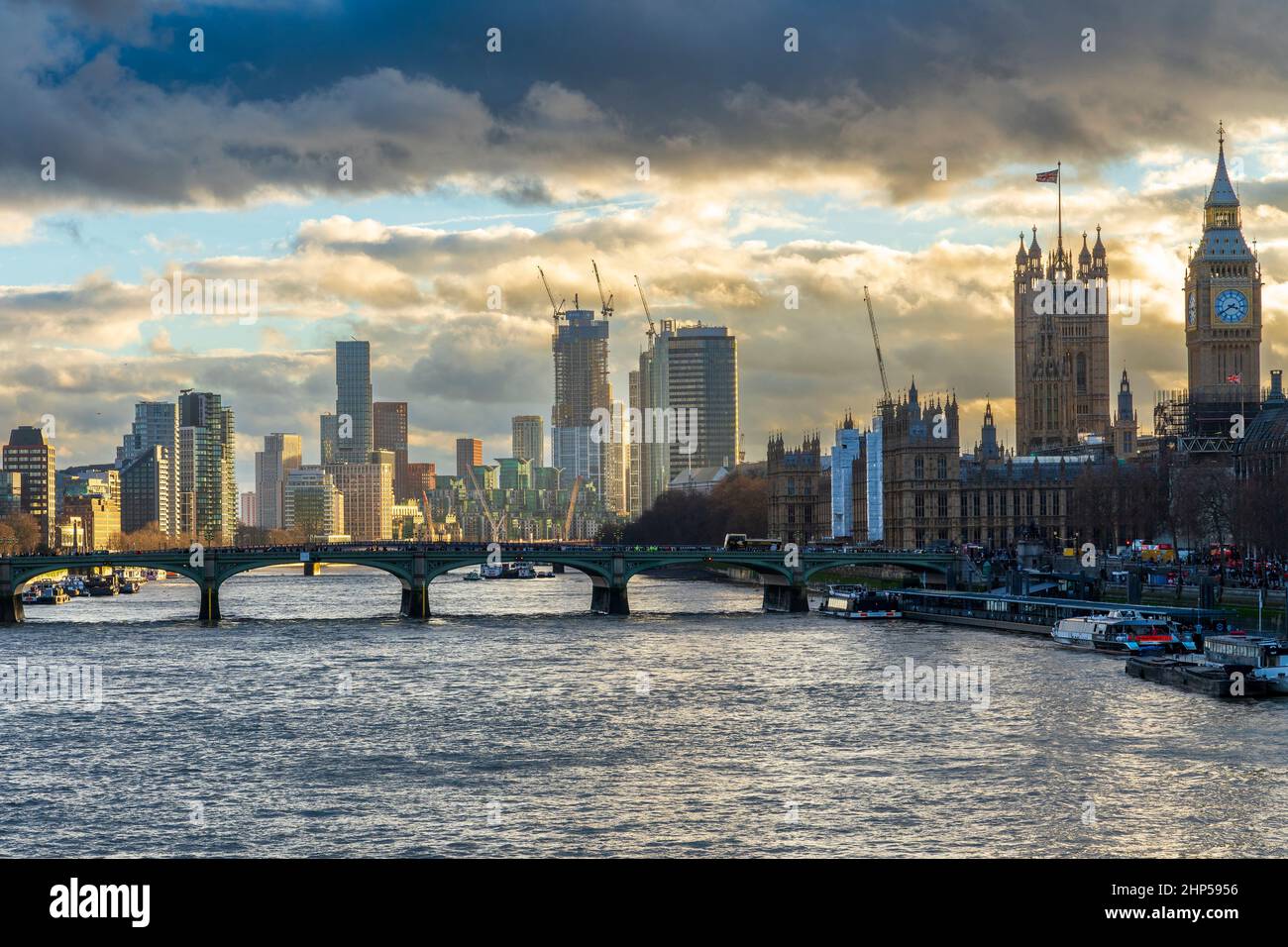 Westminster Bridge und Houses of Parliament von der Jubilee Bridge aus gesehen, London Borough of Lambethseen, Großbritannien, Europa. Stockfoto