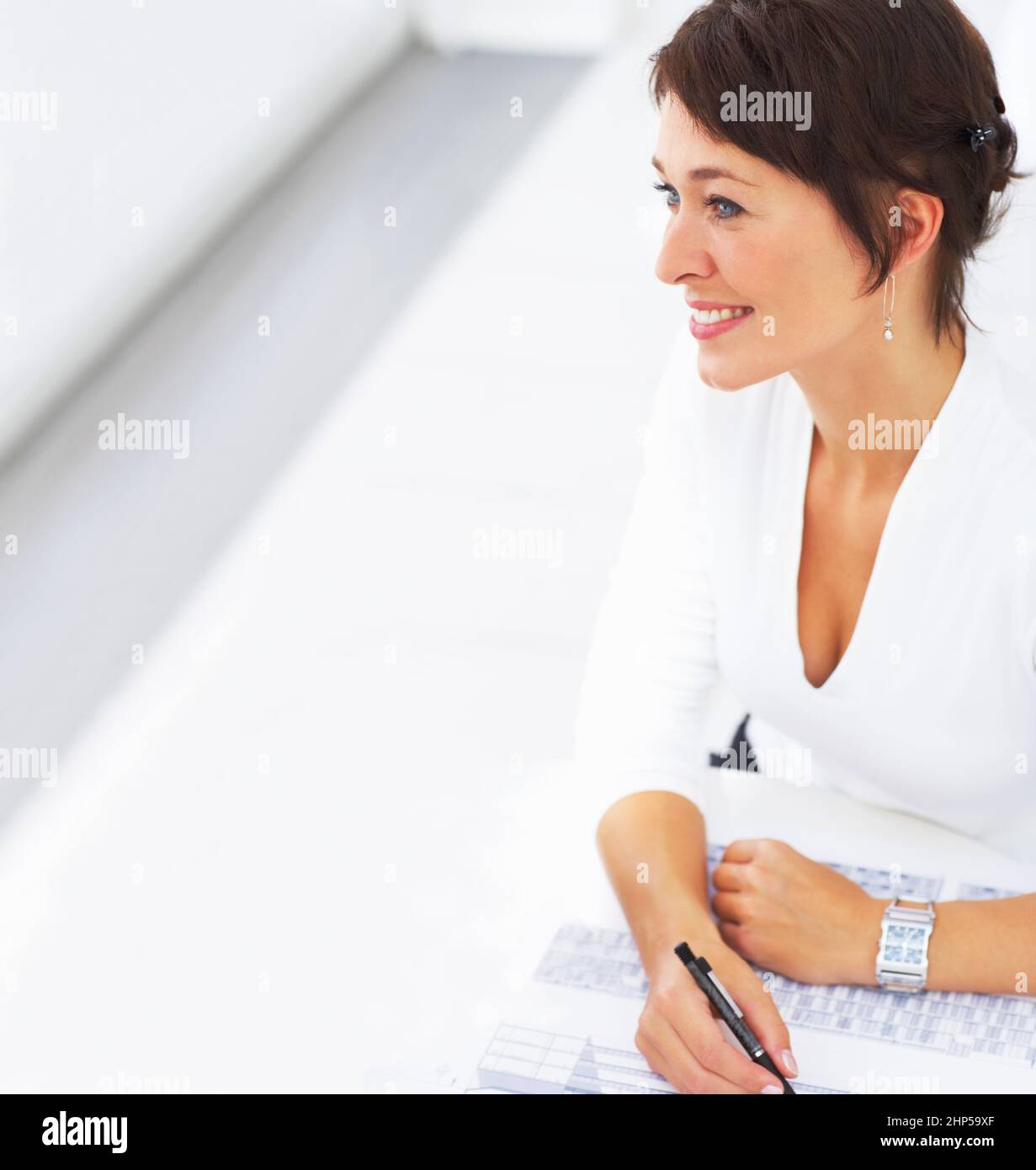 Sicher des Erfolgs. Eine kurze Aufnahme einer Geschäftsfrau, die in ihrem Büro arbeitet. Stockfoto