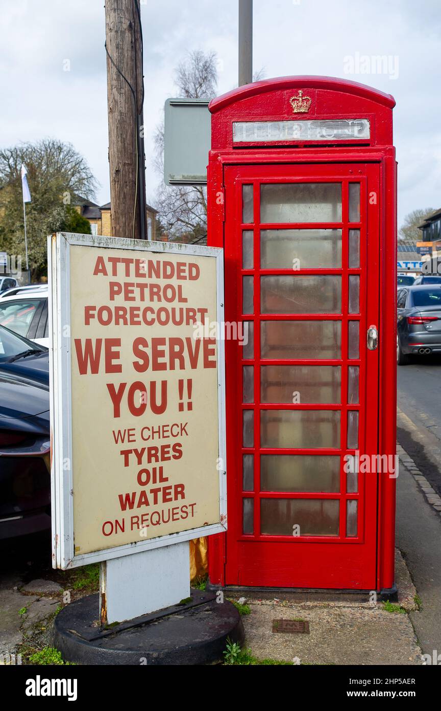 Marlow, Buckinghamshire, Großbritannien. 17th. Februar 2022. Die Benzinpreise steigen weiter. An der Tankstelle Platts of Marlow werden die Kunden immer noch von Tankstellenbediensteten bedient. Quelle: Maureen McLean/Alamy Stockfoto