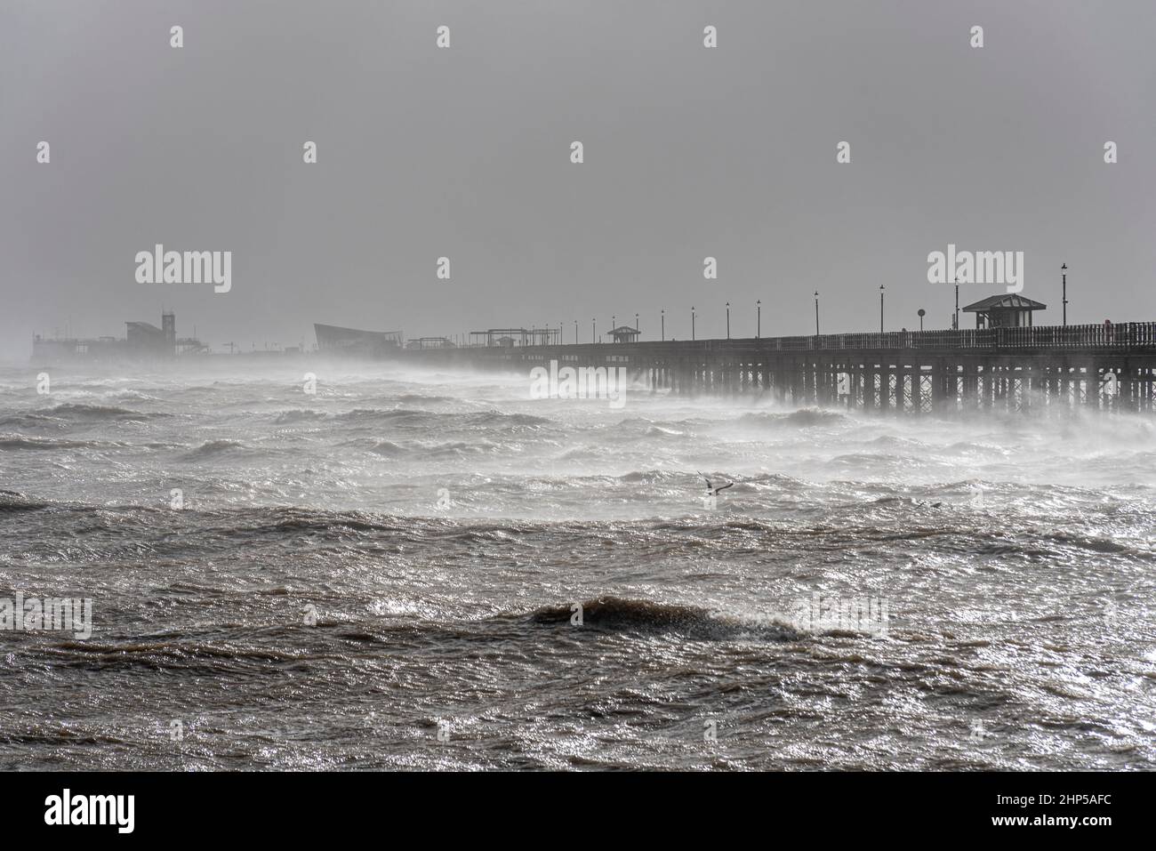 Southend Pier während der starken Winde des Sturms Eunice in Southend on Sea, Essex, Großbritannien. Flussmündung Der Themse. Raue See. Extremes Wetter. Hohe Wellen und Spray Stockfoto