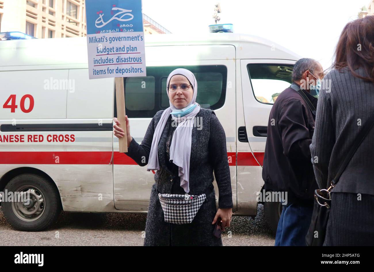 Beirut, Libanon. 18th. Februar 2022. Ein Schuss aus den Zusammenstößen zwischen Einlegern und Polizeikräften vor einer Bank in der Innenstadt von Beirut, Libanon, Februar 18 2022. Aufgrund des finanziellen Zahlungsausfalls des Libanon wenden Regierung und Banken derzeit das „Kapitalkontrollgesetz“ auf die Konten der Menschen in libanesischen Banken an, sodass sie ihr Geld nicht mehr abheben oder ins Ausland überweisen können. In der Zwischenzeit wird Riad Salame, der Chef der libanesischen Zentralbank, von der Polizei vieler Länder, darunter Libanon und Luxemburg, gesucht. (Foto von Elisa Gestri/ Quelle: SIPA USA/Alamy Live News Stockfoto