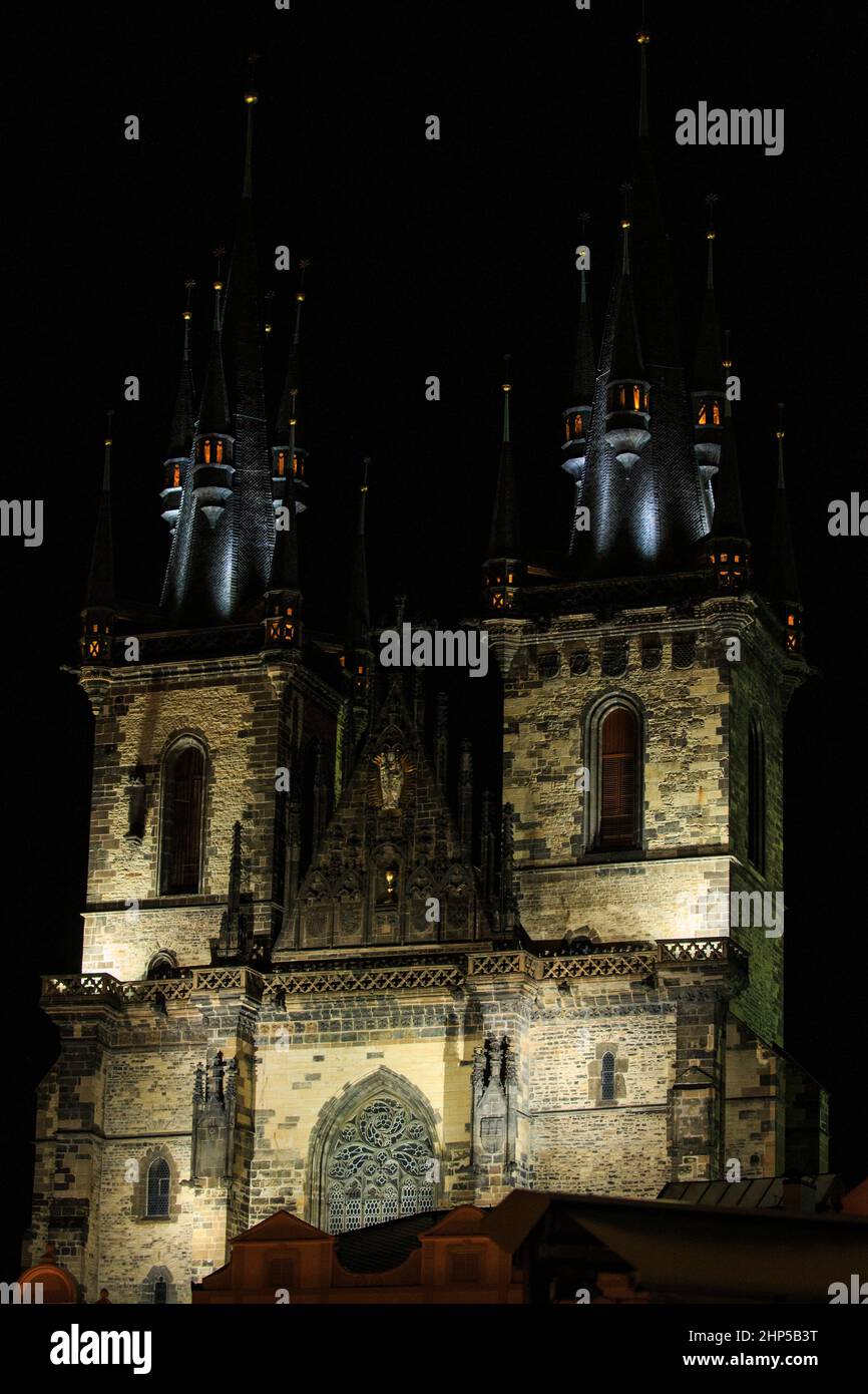 Kirche unserer Lieben Frau vor Tyn beleuchtet in der Nacht mit Scheinwerfern, Prag, tschechische RepublikPrag Stockfoto