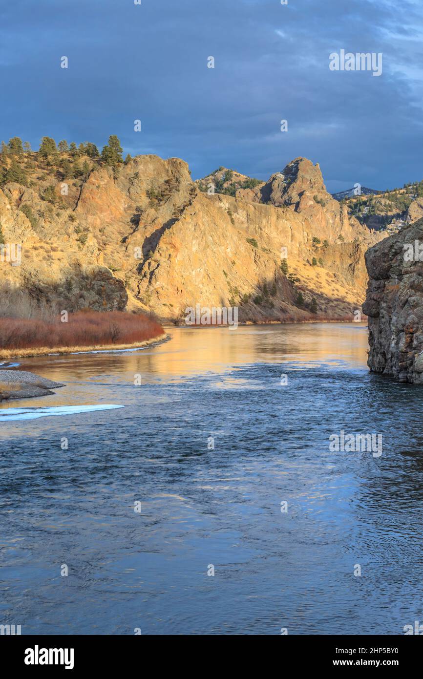 Der missouri-Fluss fließt im Winter an unausrotzigen Klippen in der Nähe von dearborn, montana, vorbei Stockfoto