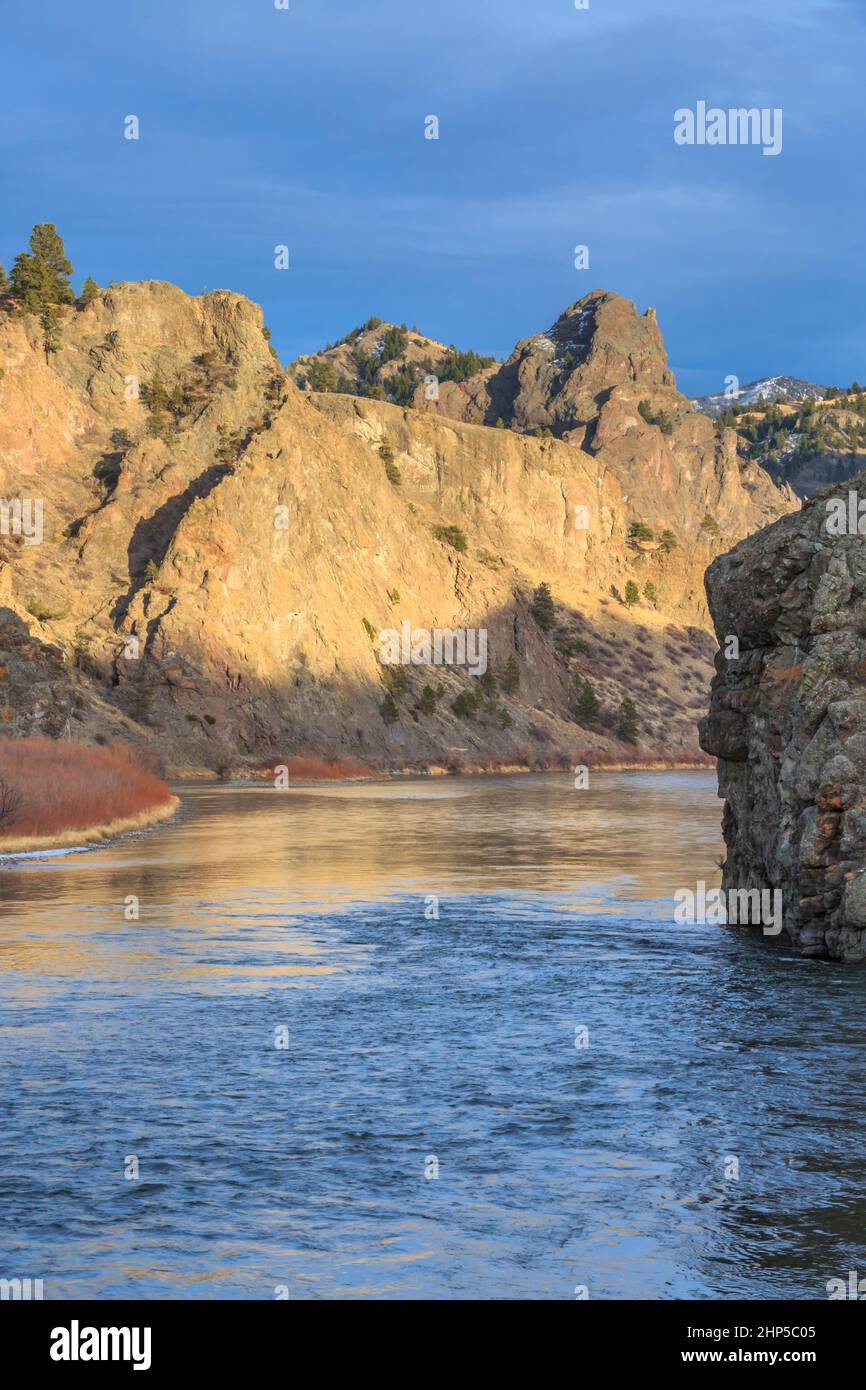 Der missouri-Fluss fließt im Winter an unausrotzigen Klippen in der Nähe von dearborn, montana, vorbei Stockfoto
