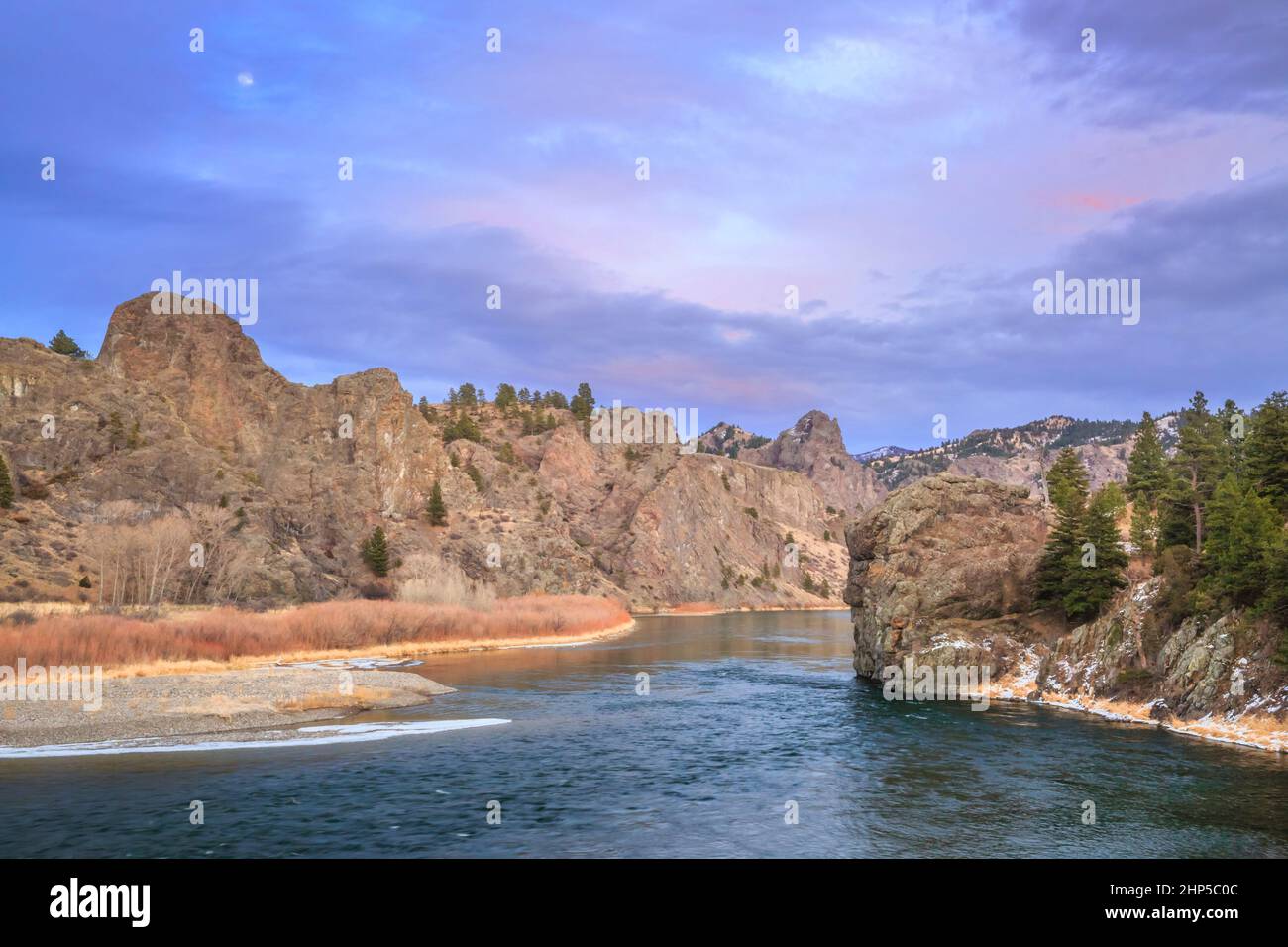 mond über dem missouri River und Klippen im Winter in der Nähe von dearborn, montana Stockfoto