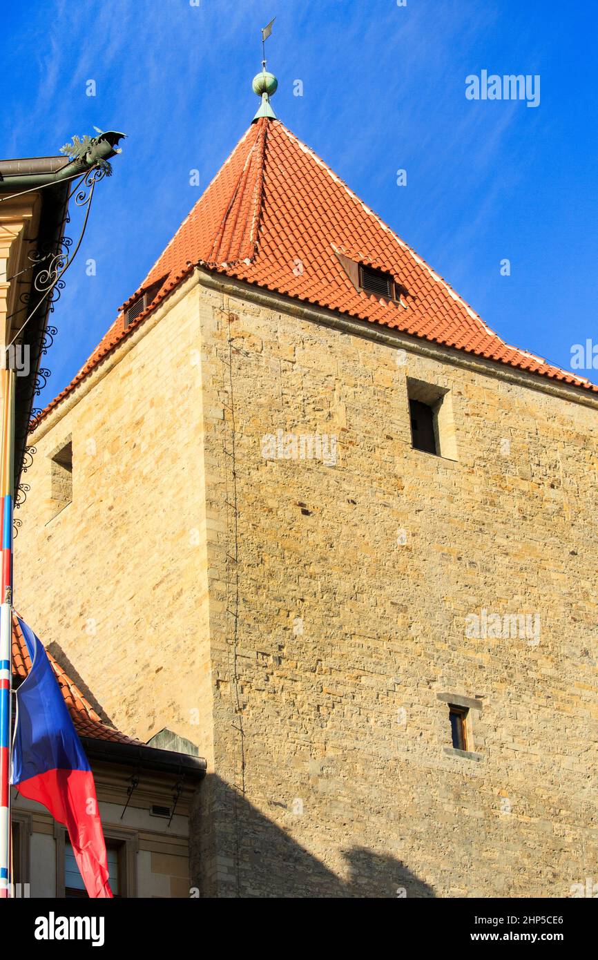 Mittelalterlicher Steinturm mit rotem Ziegeldach und tschechischer Flagge, Prag Stockfoto