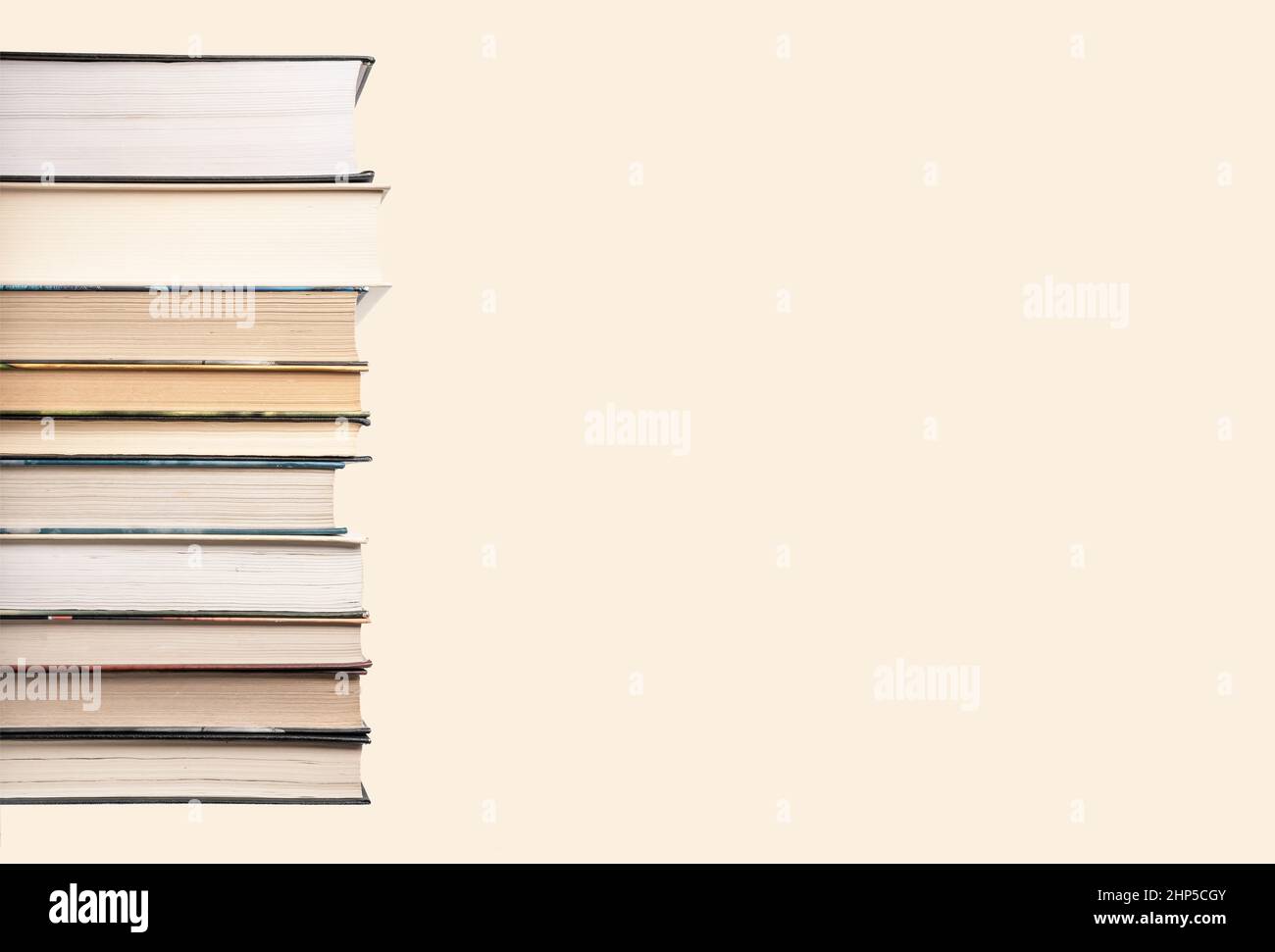 Banner mit Bücherstapel. Copyspace. Bildung, Lesen von Fiktion und wissenschaftliche Literatur Konzept. Hochwertige Fotos Stockfoto