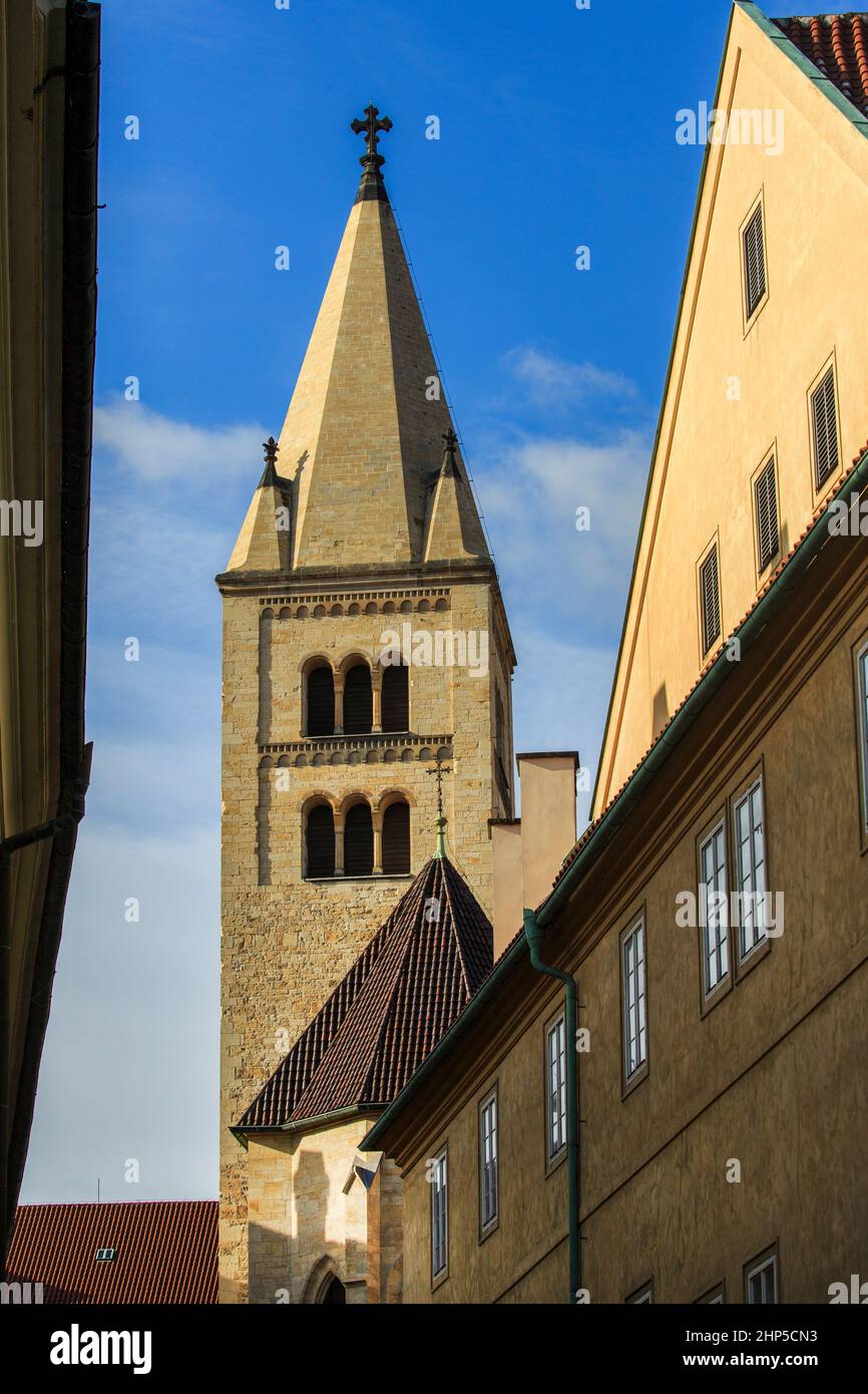 Kirchturm über einer schmalen Straße, Prag Tschechische Republik Stockfoto