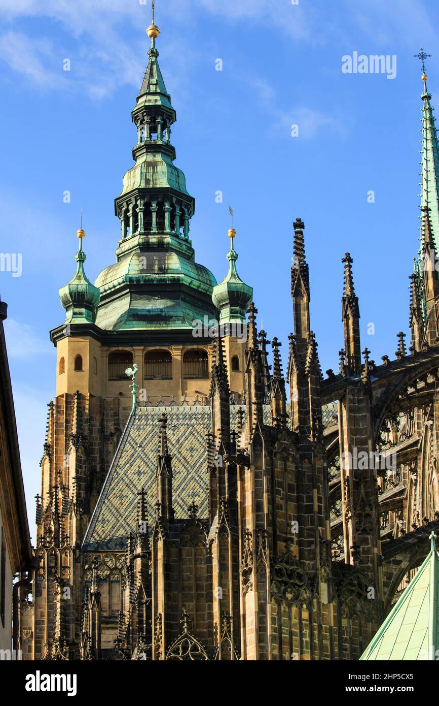 Detail der Türme und der grünen Kupferkuppel des Veitsveslas- und Adalbert-Doms auf der Prager Burg, Prag, Tschechien Stockfoto