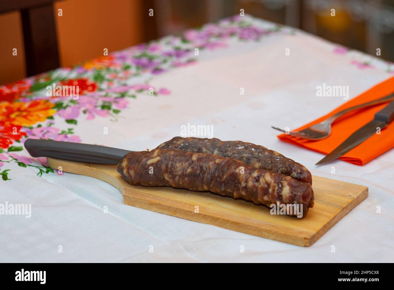 Darmleber-Wurst im Vordergrund auf einem Tisch Stockfoto