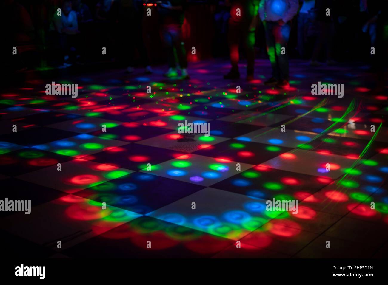 Leichte Musik in der Bar. Disco im Studio. Beleuchtung auf dem Boden. Beleuchtungsausrüstung für die Show. Stockfoto