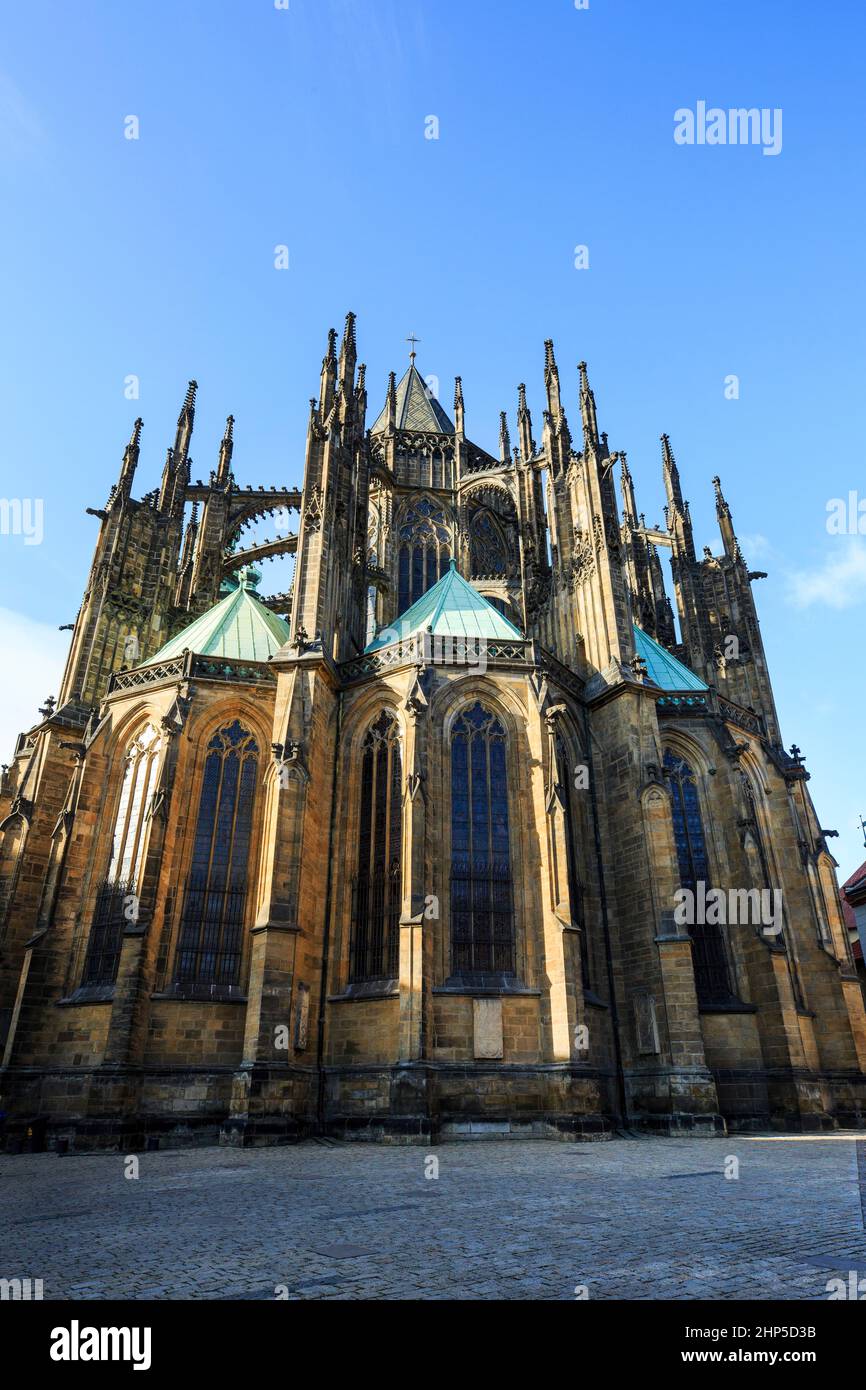 Hinter der Ostfassade der St.-Veits-Kathedrale in Prag befinden sich fliegende Strebepfeiler, Kapellen, gepflasterter Platz und umliegende Gebäude. Prager Burg, Prag Stockfoto