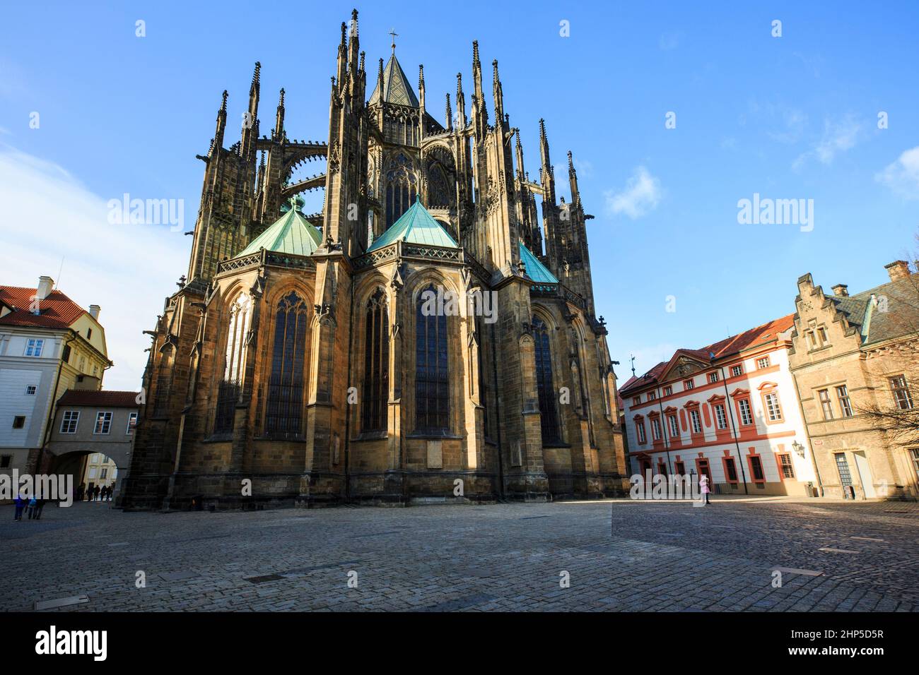 Hinter der Ostfassade der St.-Veits-Kathedrale in Prag befinden sich fliegende Strebepfeiler, Kapellen, gepflasterter Platz und umliegende Gebäude. Prager Burg, Prag Stockfoto