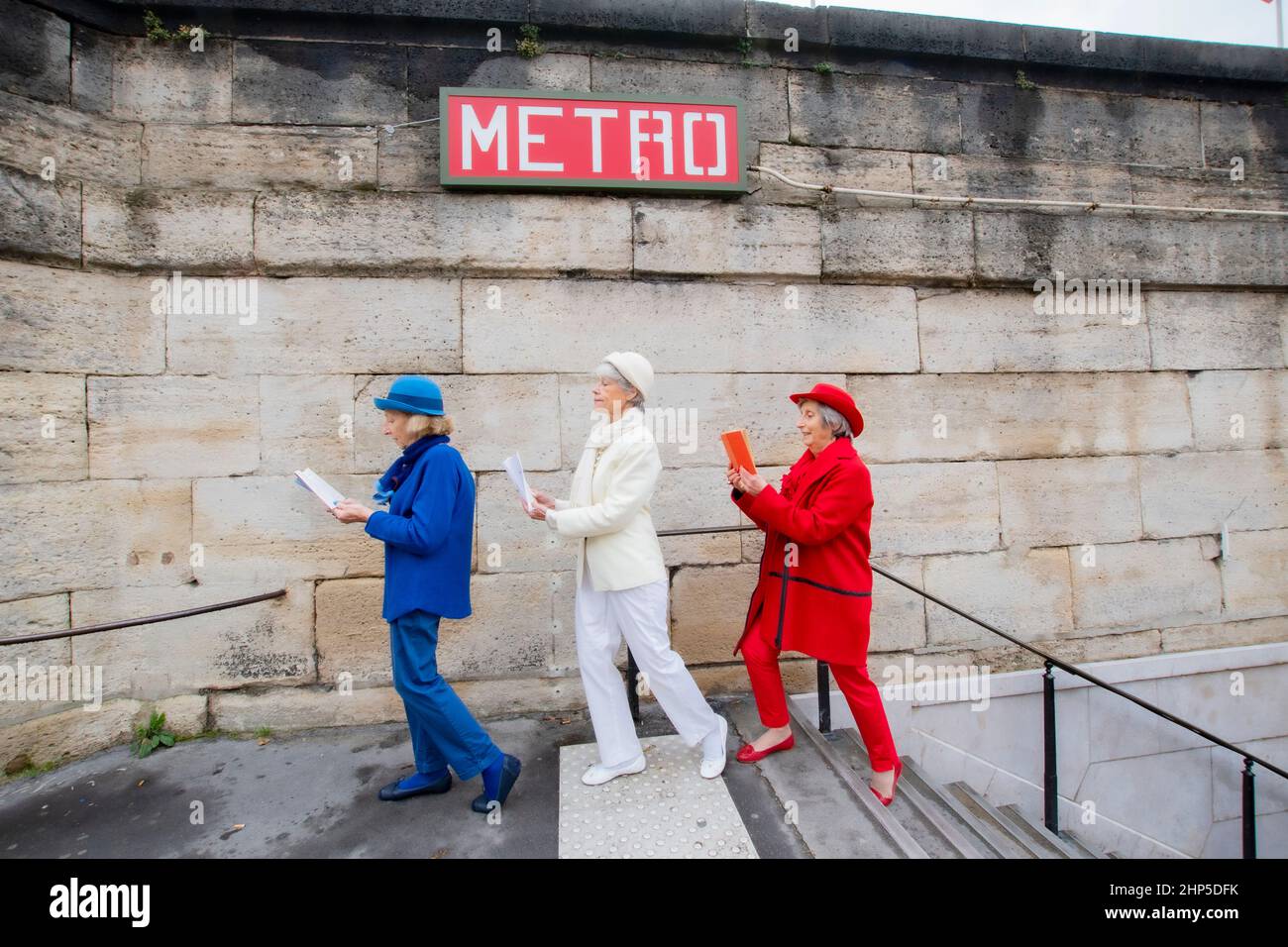 Damen können ihre Bücher nicht an der U-Bahn-Station in Paris, Frankreich, herausnehmen. Stockfoto