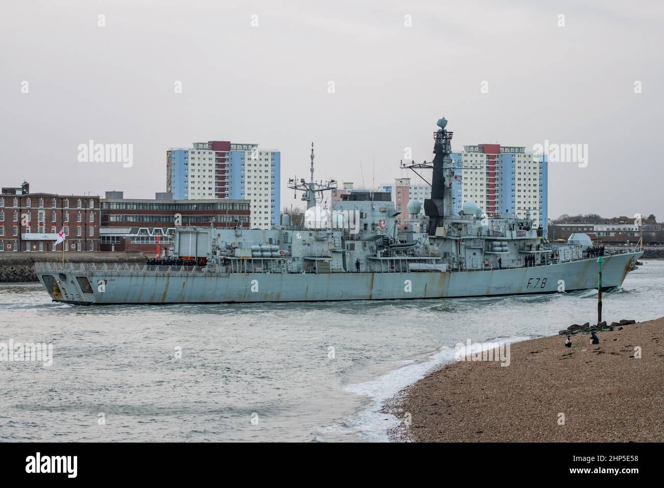 Die HMS Kent (F78) kehrte am Nachmittag des 17th. Februar 2022 nach Portsmouth, Großbritannien, zurück, nachdem sie russische Marinestützeinheiten beschattet hatte. Stockfoto