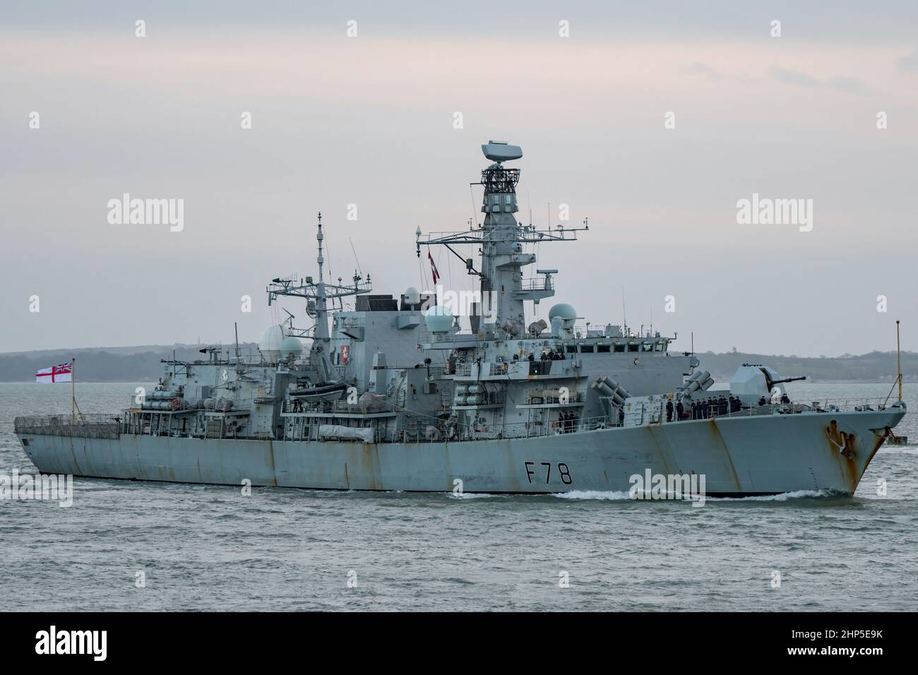 Die HMS Kent (F78) kehrte am Nachmittag des 17th. Februar 2022 nach Portsmouth, Großbritannien, zurück, nachdem sie russische Marinestützeinheiten beschattet hatte. Stockfoto