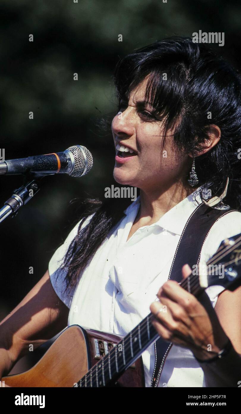Austin, Texas USA 1996: Die hispanische Sängerin und Songwriterin TISH HINOJOSA tritt bei einem Event in Austin auf. ©Bob Daemmrich Stockfoto