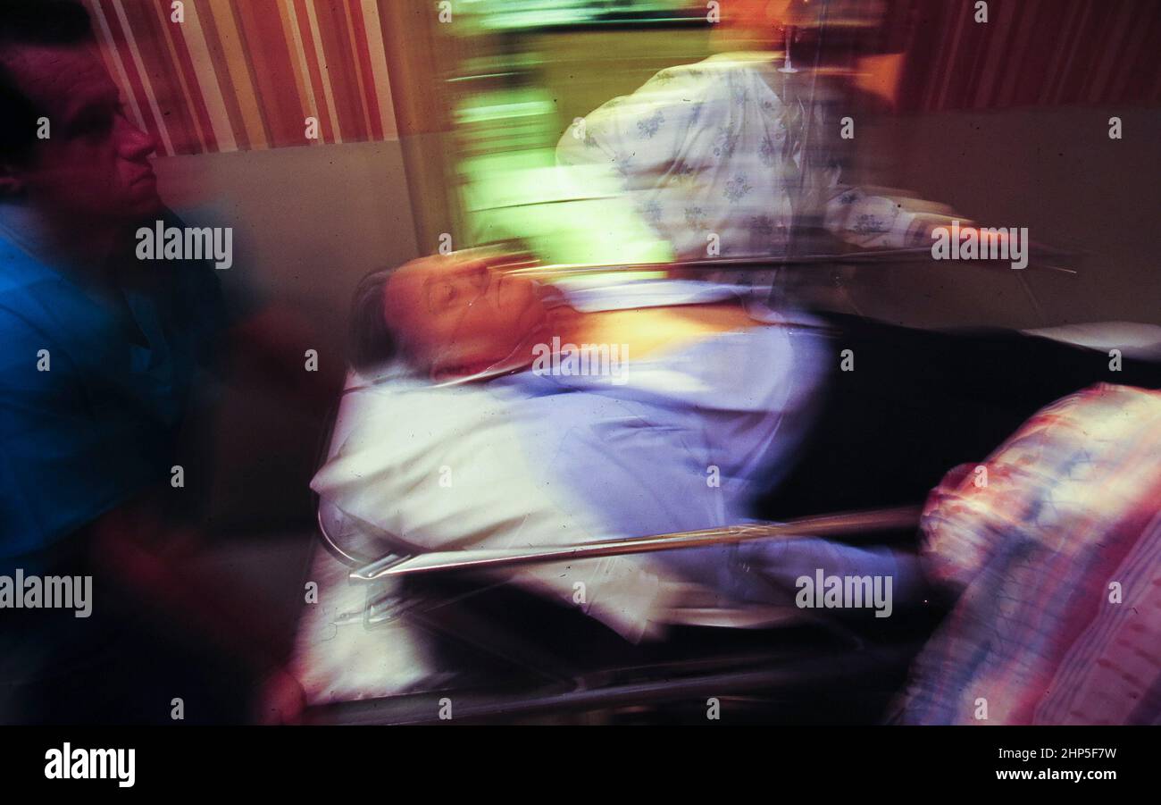 McGehee, Arkansas USA 1996: Illustration eines Herzinfarktopfern, das in einem ländlichen Krankenhaus in Arkansas in die Notaufnahme eintrat. Modell Freigegeben. ©Bob Daemmrich Stockfoto