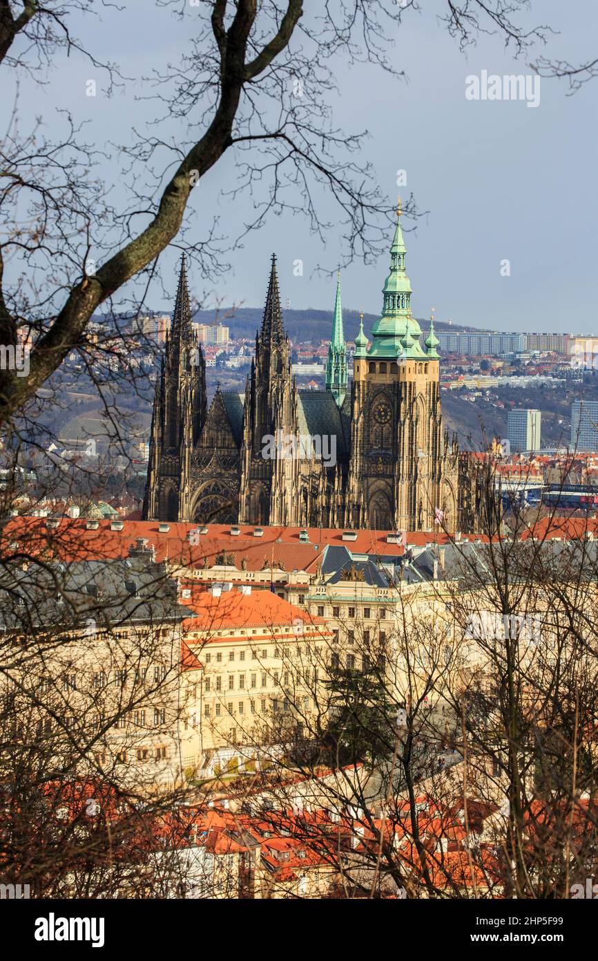 Blick auf die St. Veits Kathedrale, Mala Strana, Prager Burg, vom Petrin Berg, Prag, Tschechische Republik Stockfoto